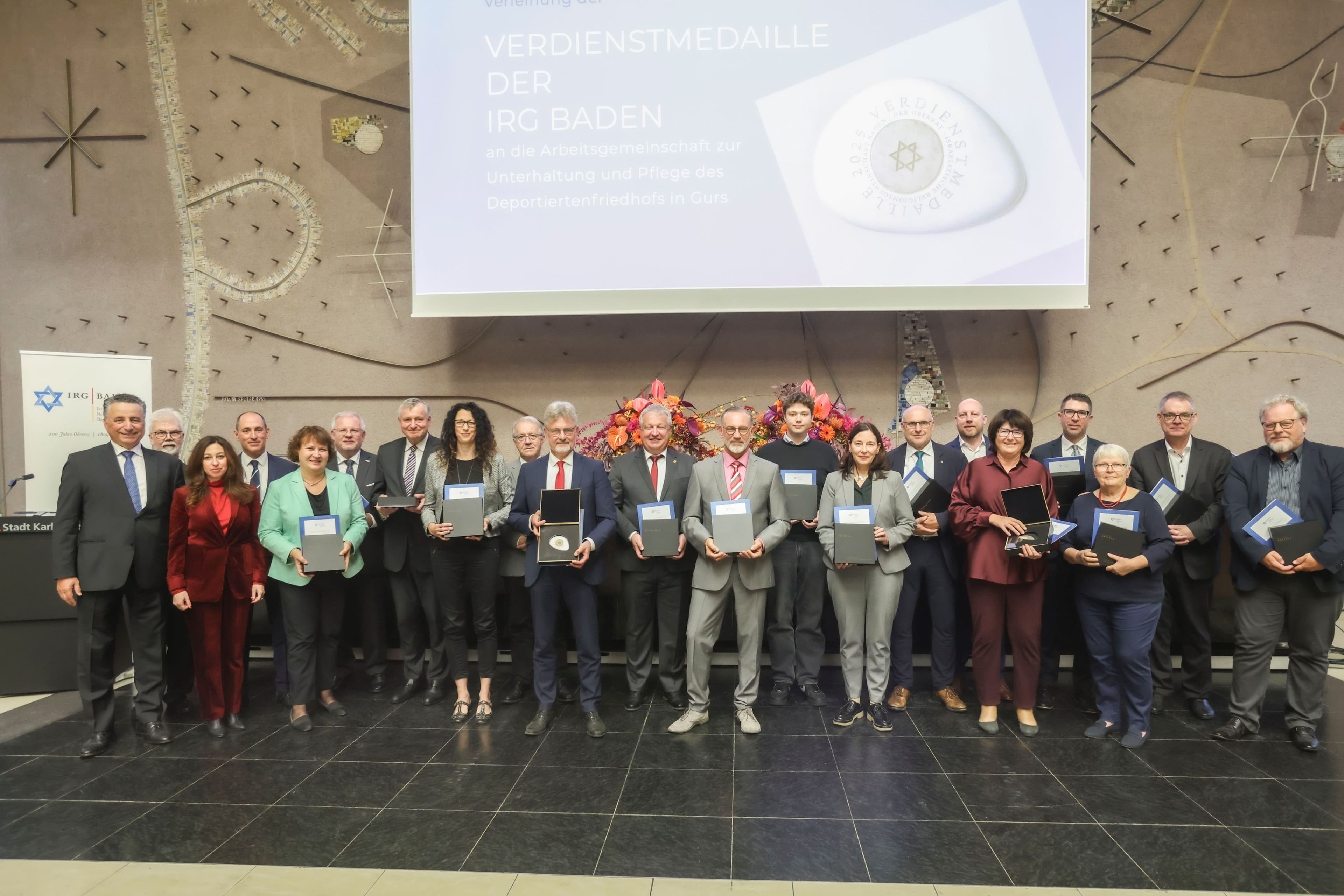 Rudolf Dörfler nimmt als Vertreter der Stadt Lahr die Verdienstmedaille entgegen., Stadthistorikerin Elise Voerkel präsentiert die Verdienstmedaille der Religionsgemeinschaft.