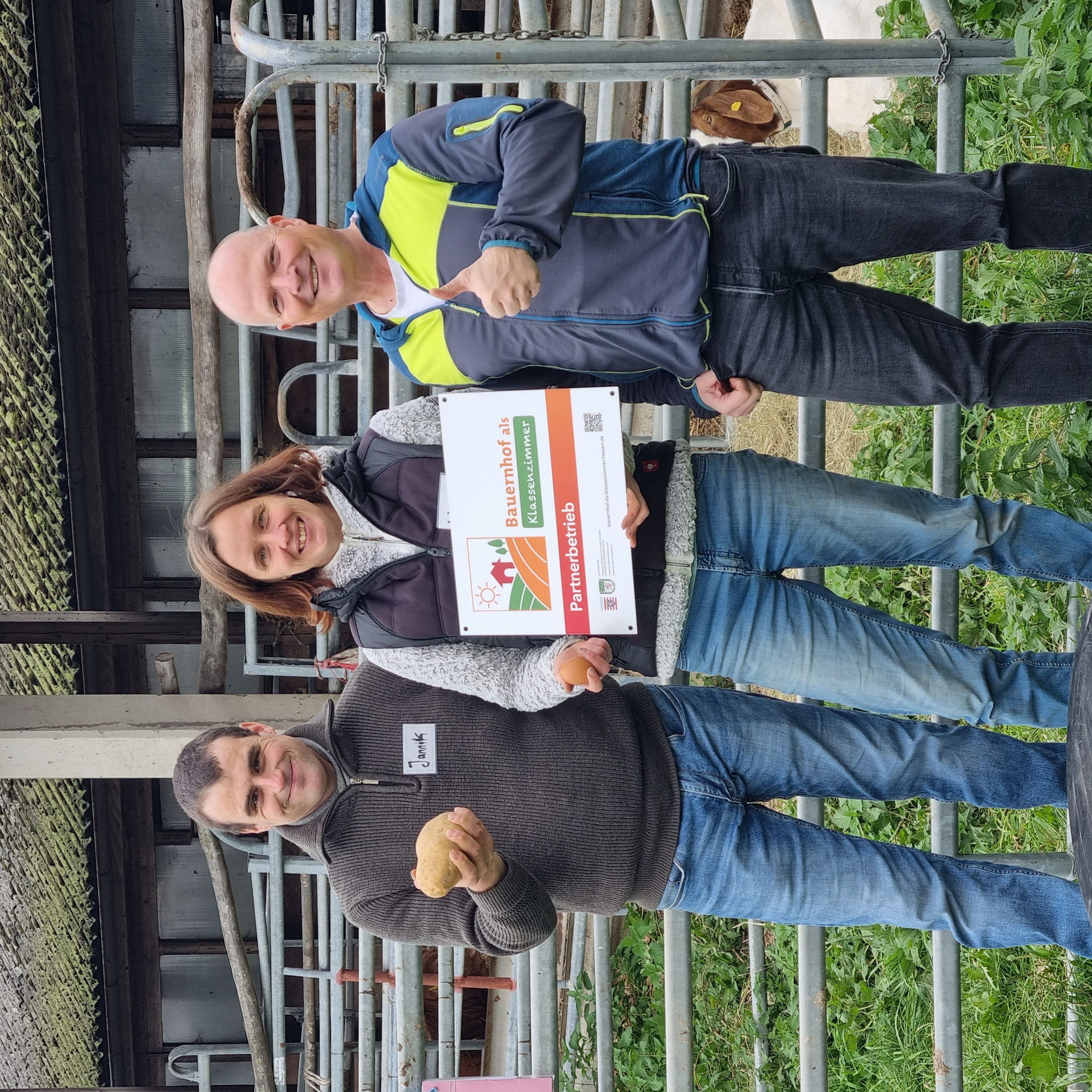 Christian Zuckermann überreicht Familie Hornischer die Plakette für 'Bauernhof als Klassenzimmer'.