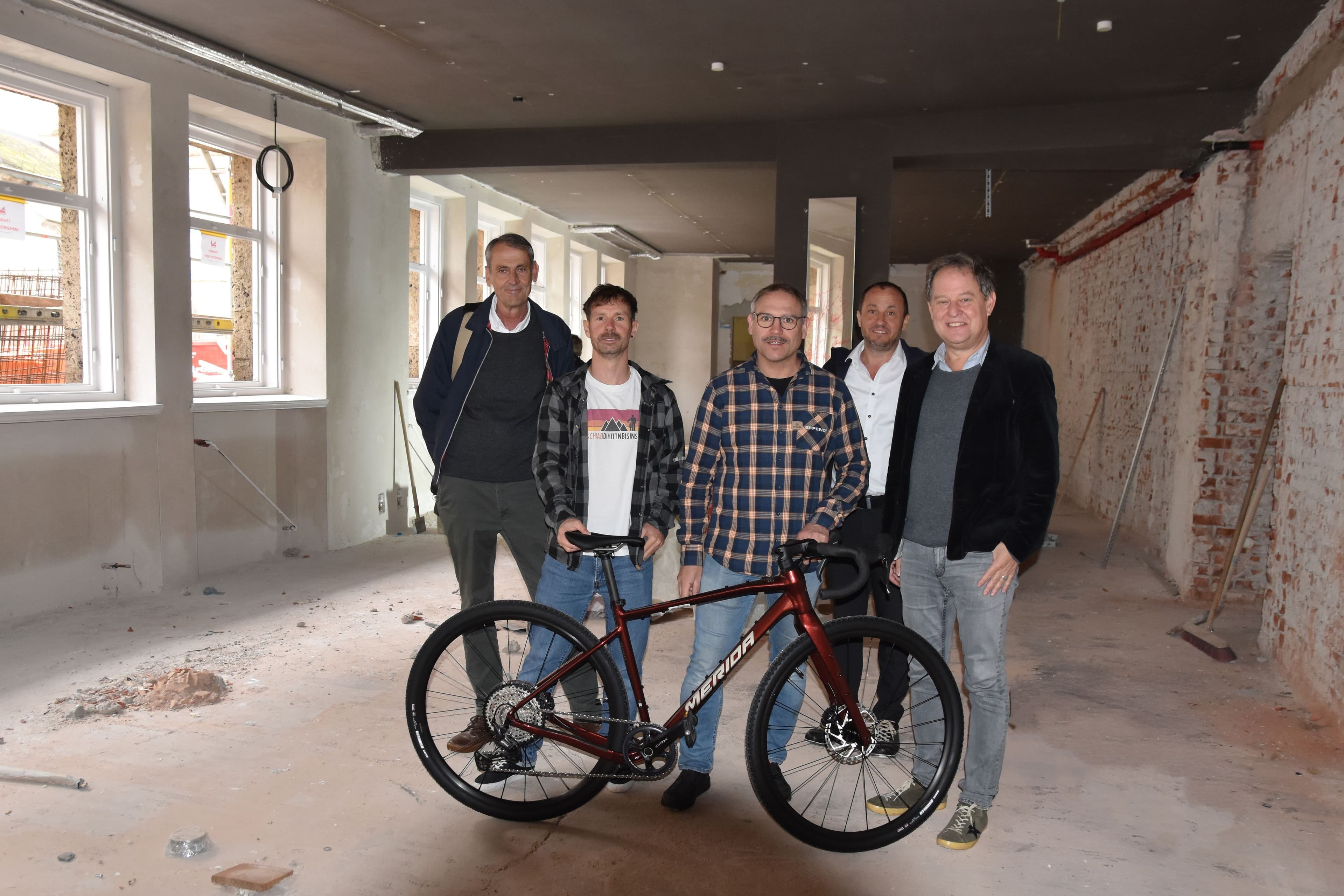 Altstadtkümmerer Hanig mit städtischen Vertretern in den neuen Ladenflächen der Stethaimer Schule.