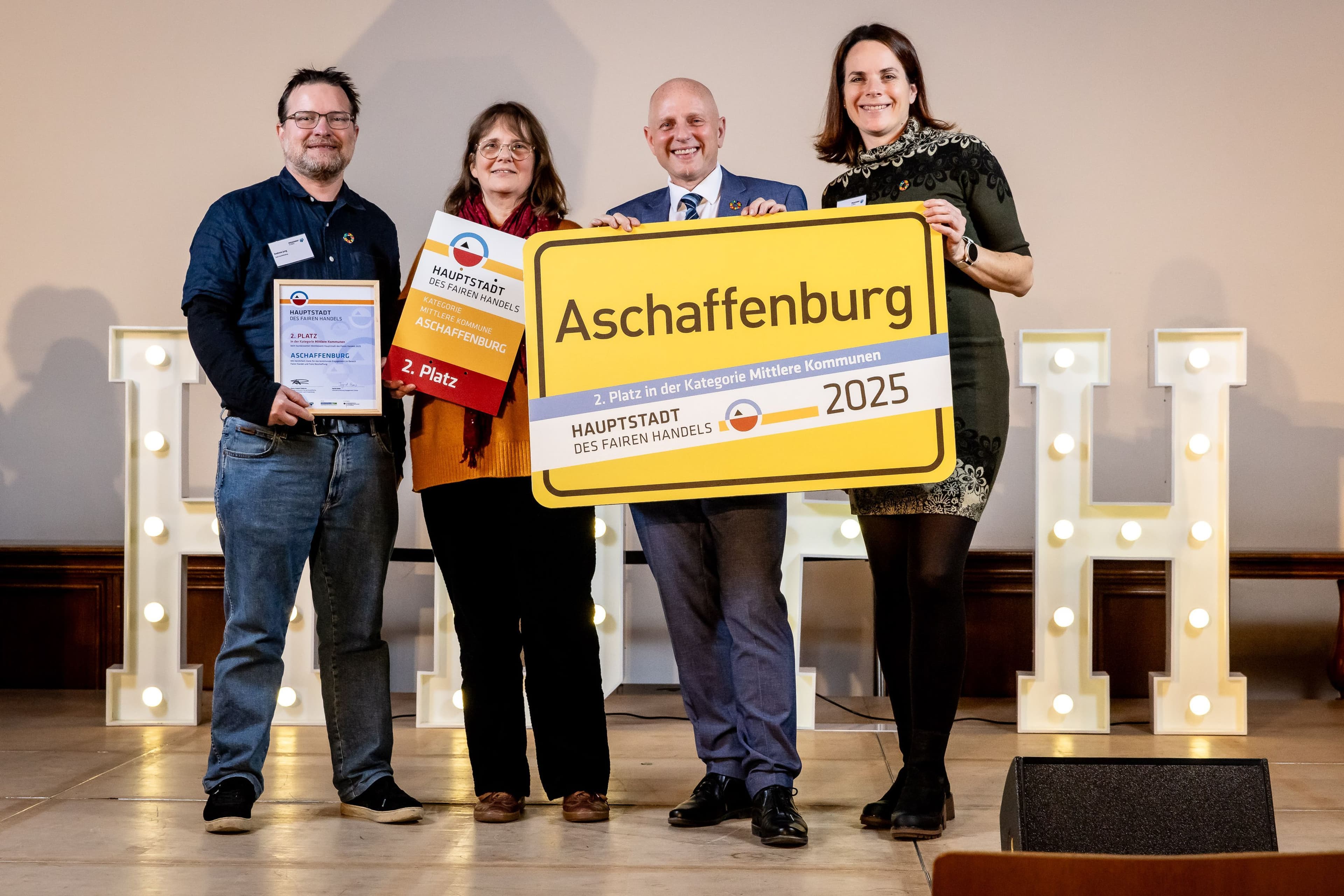 Preisverleihung des Wettbewerbs 'Hauptstadt des Fairen Handels' mit Vertreterinnen und Vertretern aus Aschaffenburg in München.