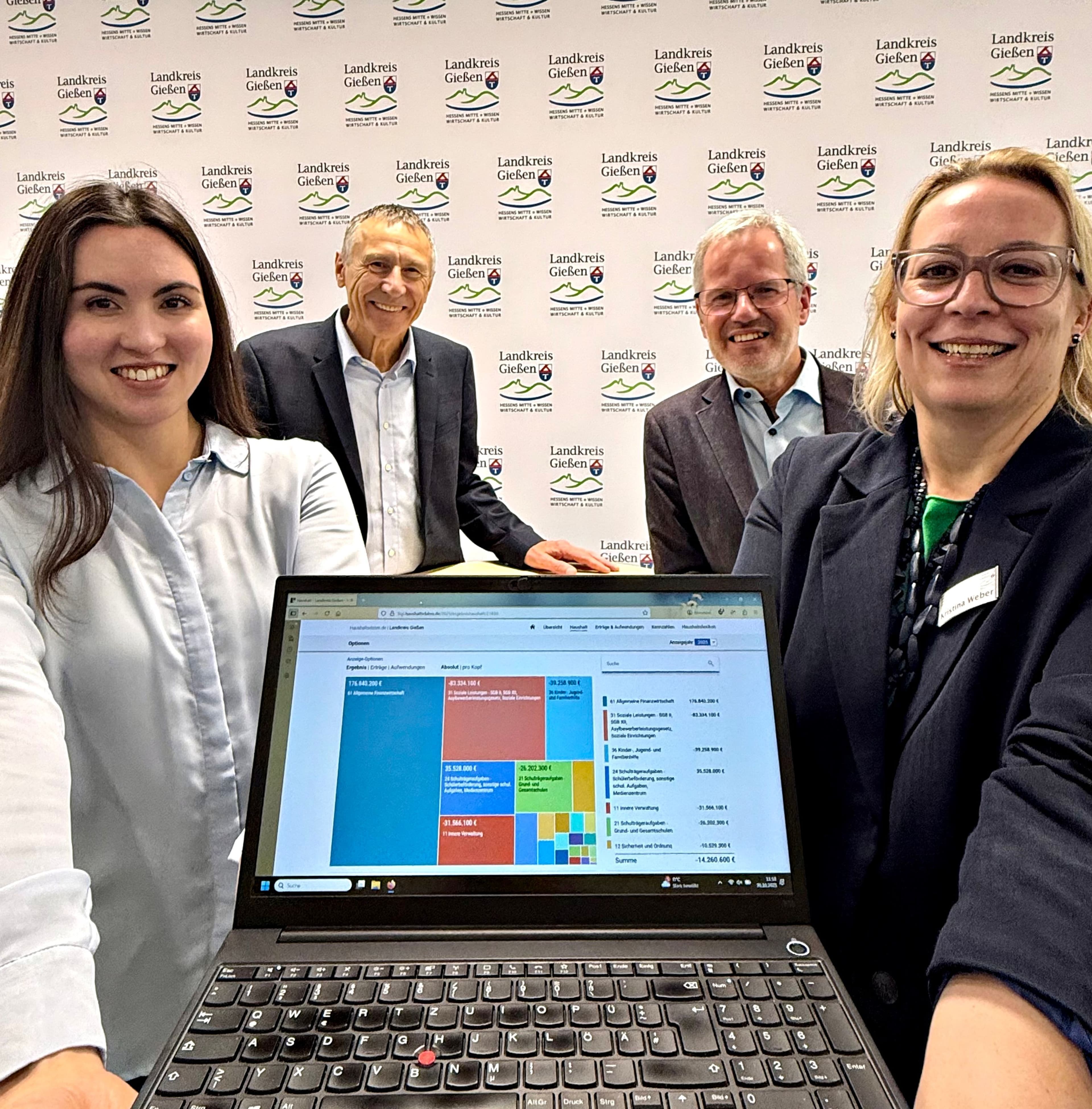 Der digitale Kreishaushalt wird von Mitarbeitenden und dem Kämmerer Frank Ide vorgestellt.