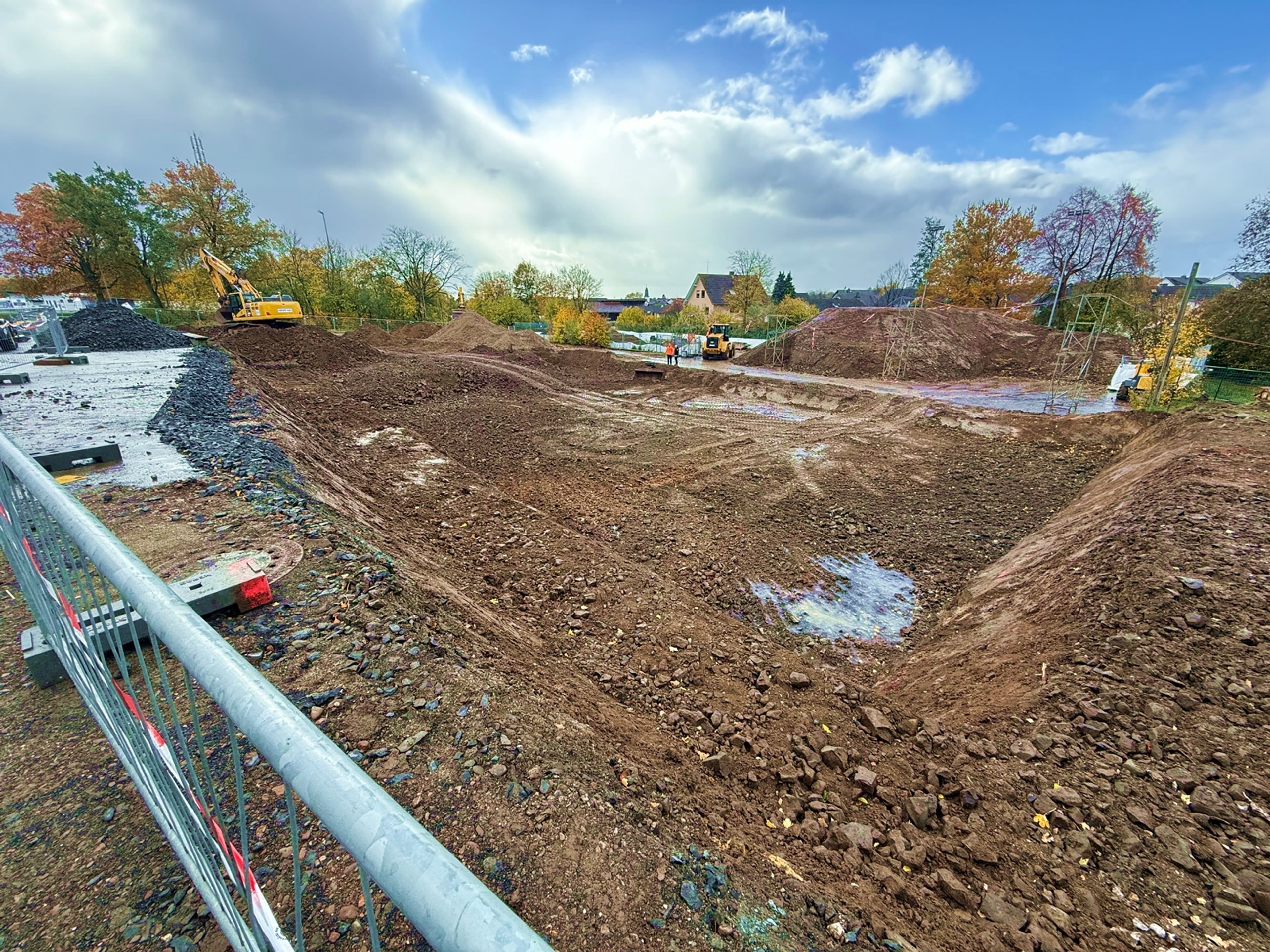 Das neue Multifunktionsgebäude und die Bestandsbauten werden gemeinsam einen Schulcampus bilden., Schuldezernent Christopher Lipp und Kollegen mit Bürgermeister Ruck beim Spatenstich an der Regenbogenschule.