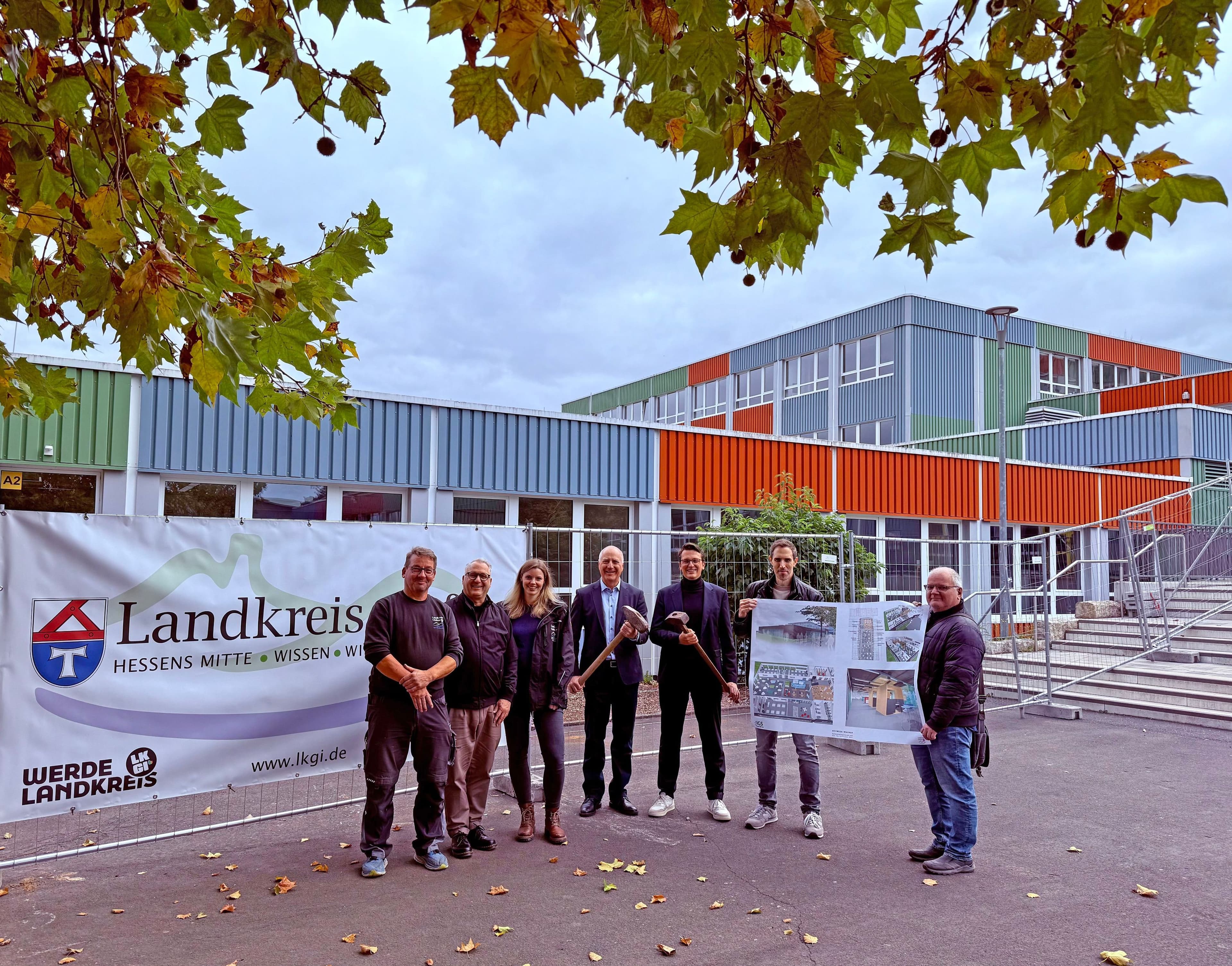 Bereit für die Abrissarbeiten an der Gesamtschule Busecker Tal: Beteiligte vor dem bisherigen Gebäude.