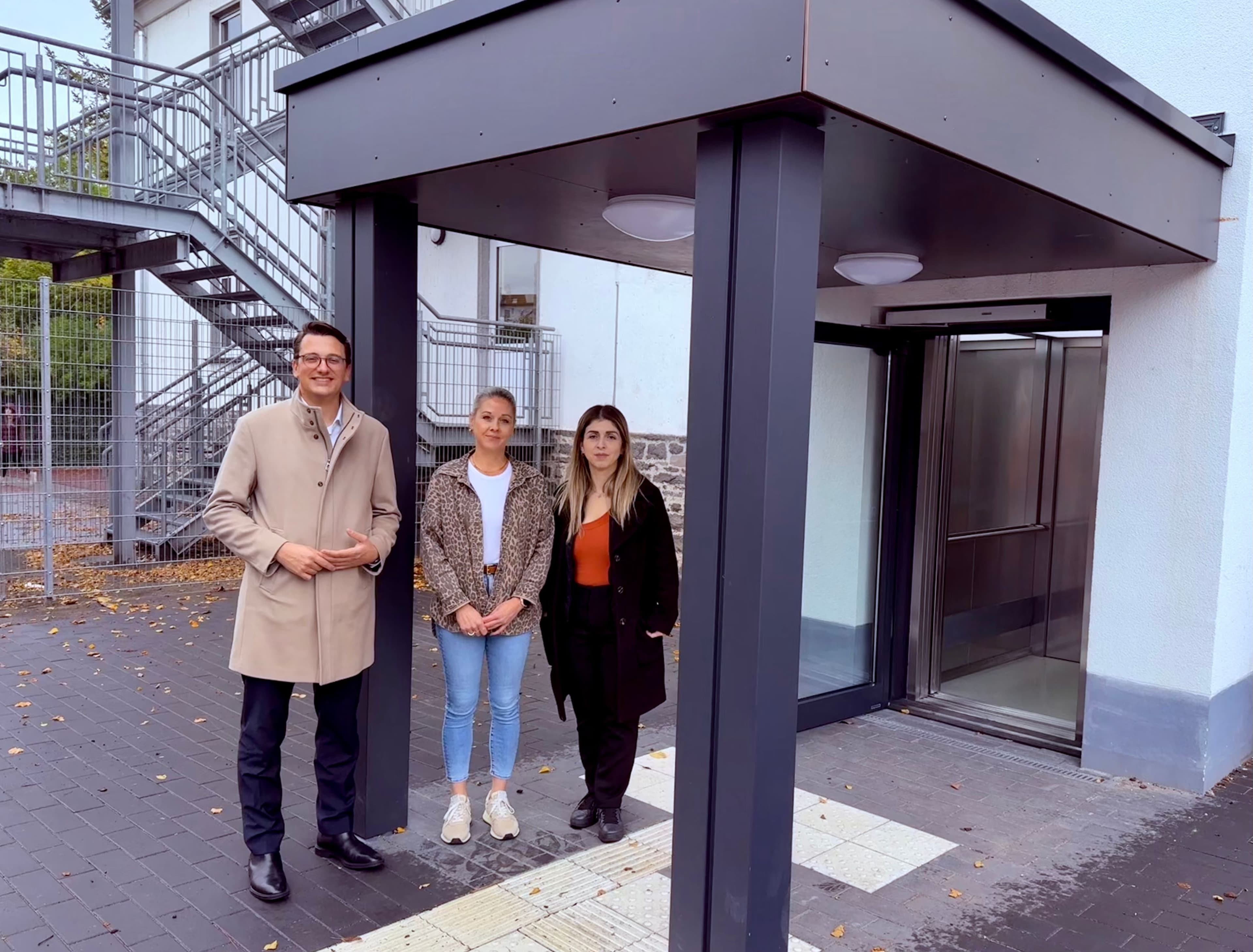 Freuen sich über die Fertigstellung der neuen Aufzugsanlage: v. l. Christopher Lipp, Sabrina Siegfried und Oezde Karpuz Khanaga.