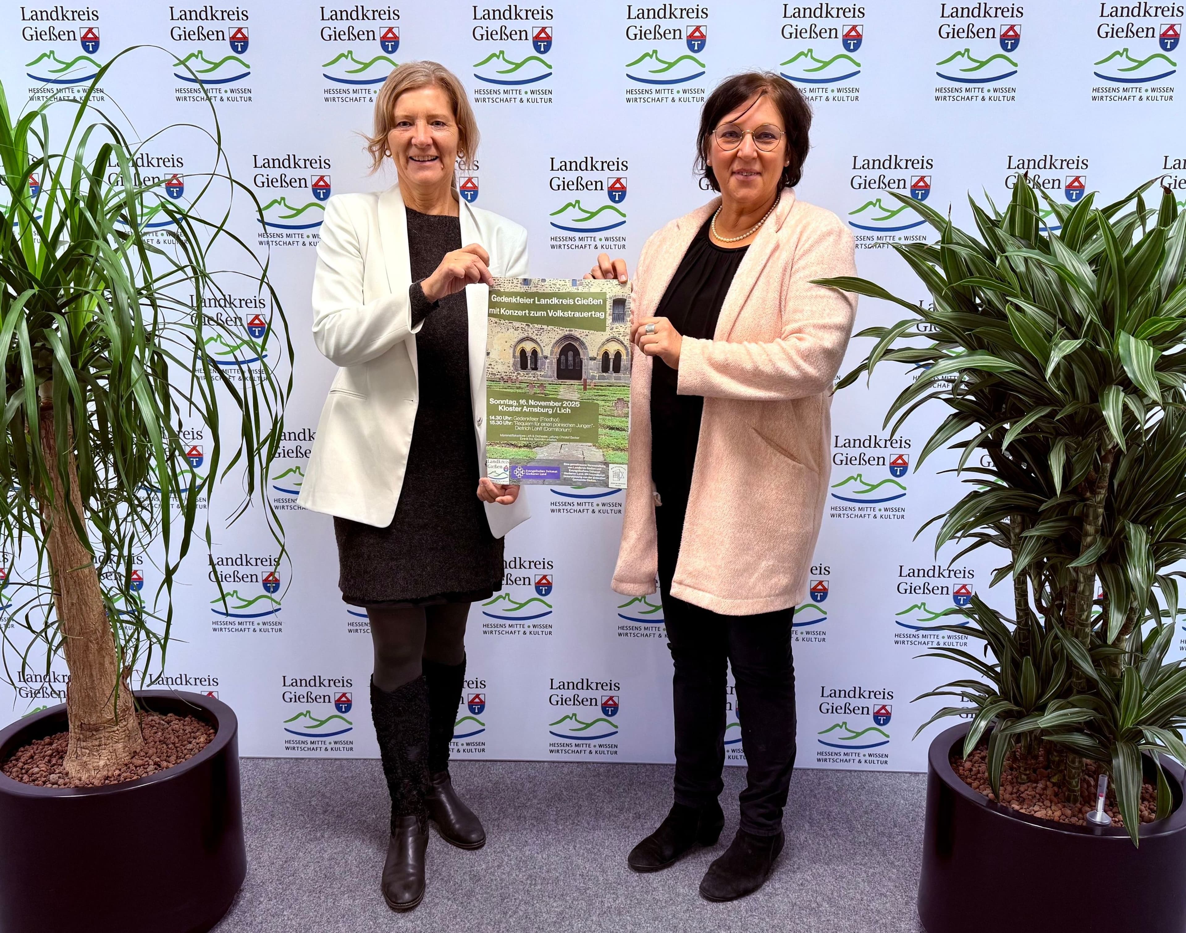 Landrätin Anita Schneider und Dekanin Barbara Lang laden zum besonderen Volkstrauertag mit Konzert im Kloster Arnsburg ein.