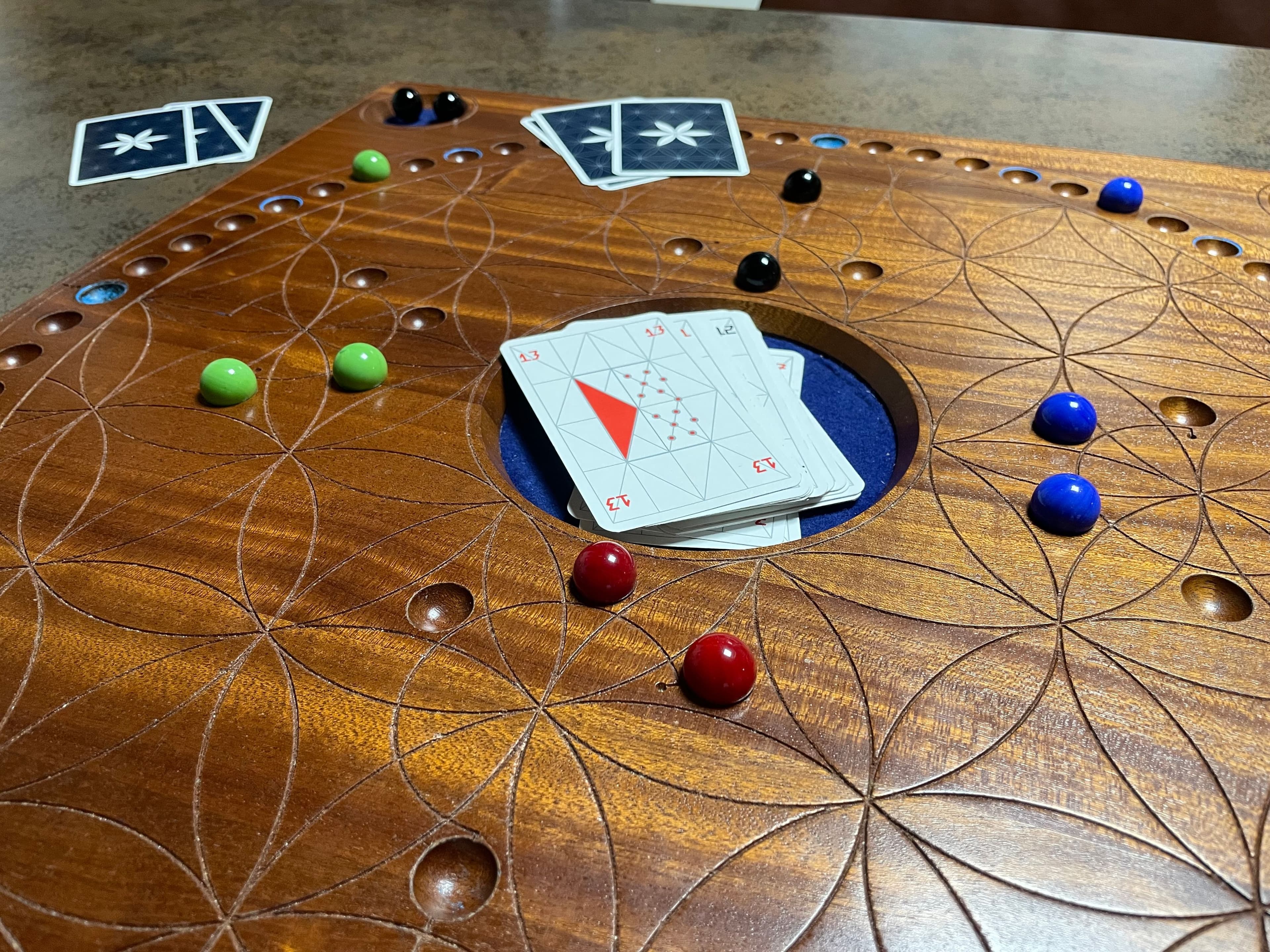 Spielbrett mit bunten Spielfiguren beim Spieleabend in der Mediathek Lahr.