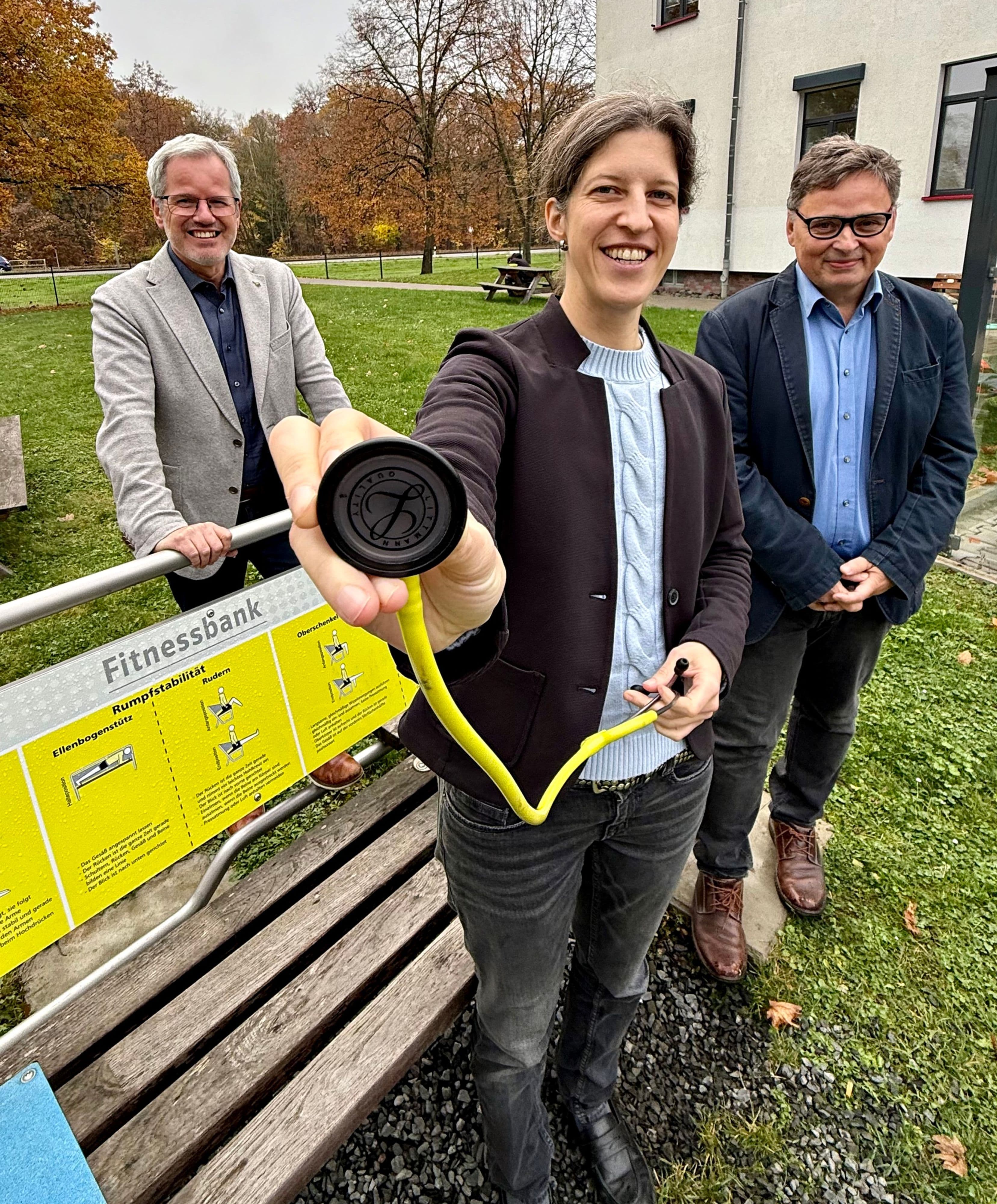 Kreis-Gesundheitsdezernent Frank Ide, Dr. Sophie Ruhrmann und Rolf Reul präsentieren die Gesundheitsstrategie.