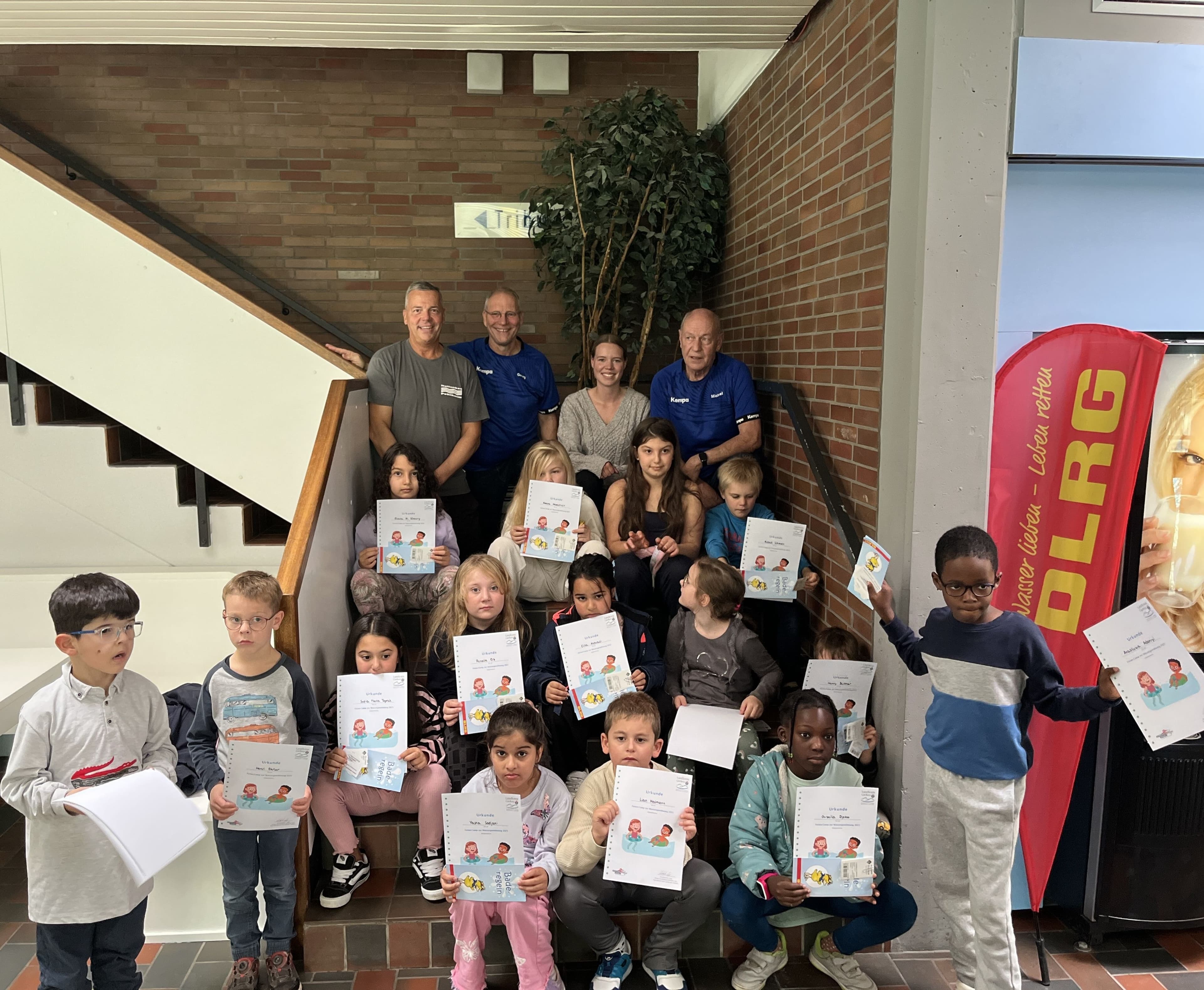 15 Kinder nahmen am Wassergewöhnungskurs im Hallenbad Pohlheim teil und erhielten Urkunden sowie Eintrittskarten.