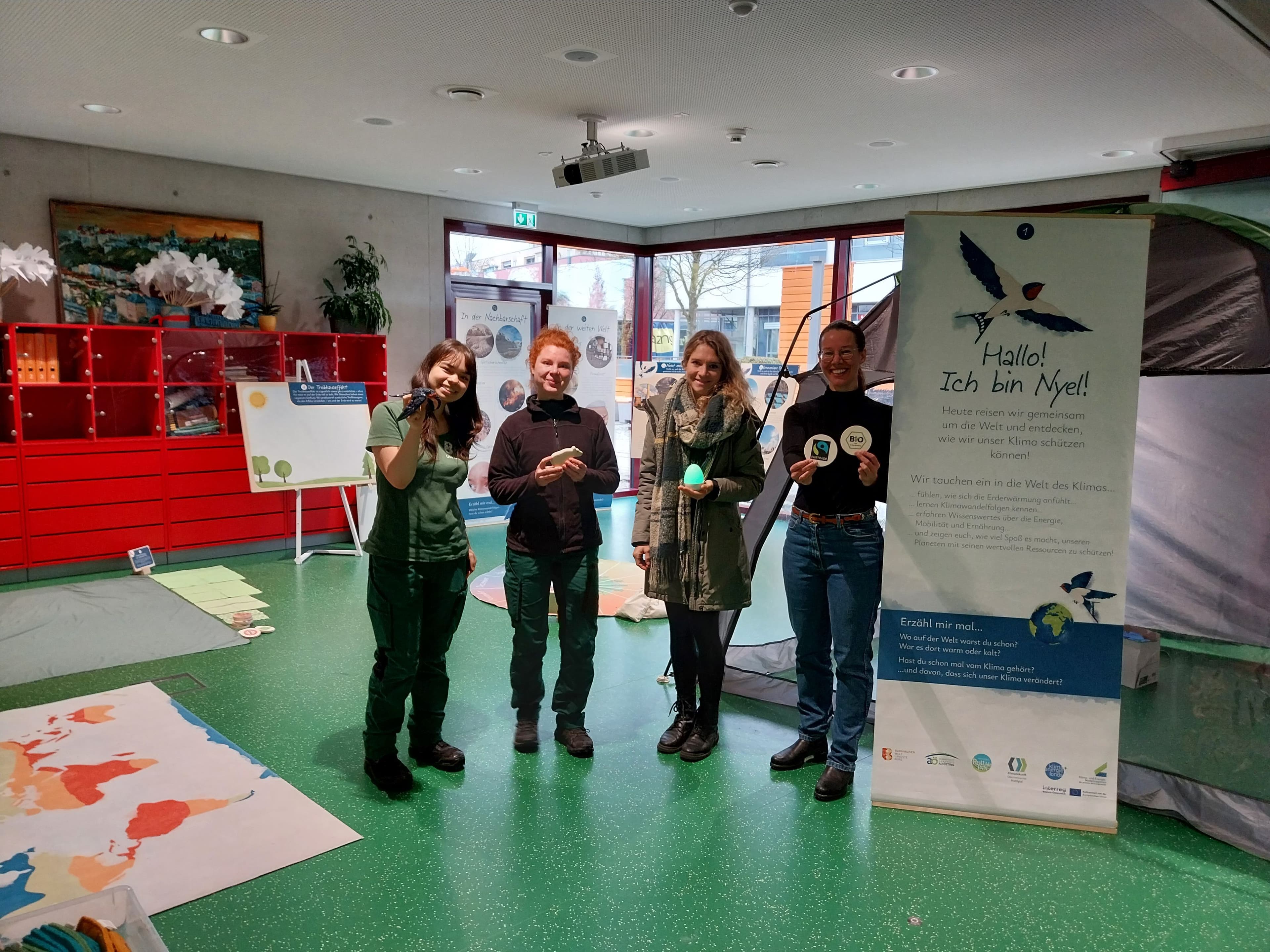 FĂ–Jlerinnen, Projektkoordinatorin und Leitung freuen sich auf Besucher der Ausstellung 'Klima Kinder'.