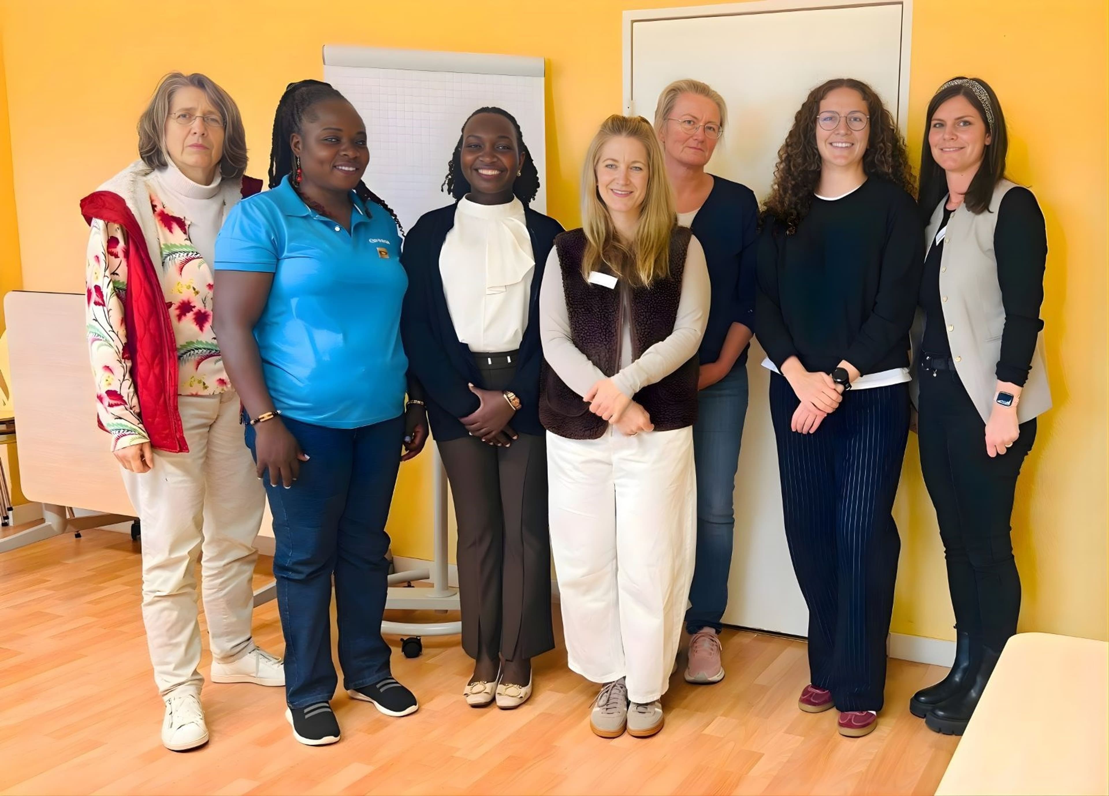 Vertreterinnen aus Gießen besprechen Unterstützungsangebote für junge Mütter mit Gästen aus Mubende.