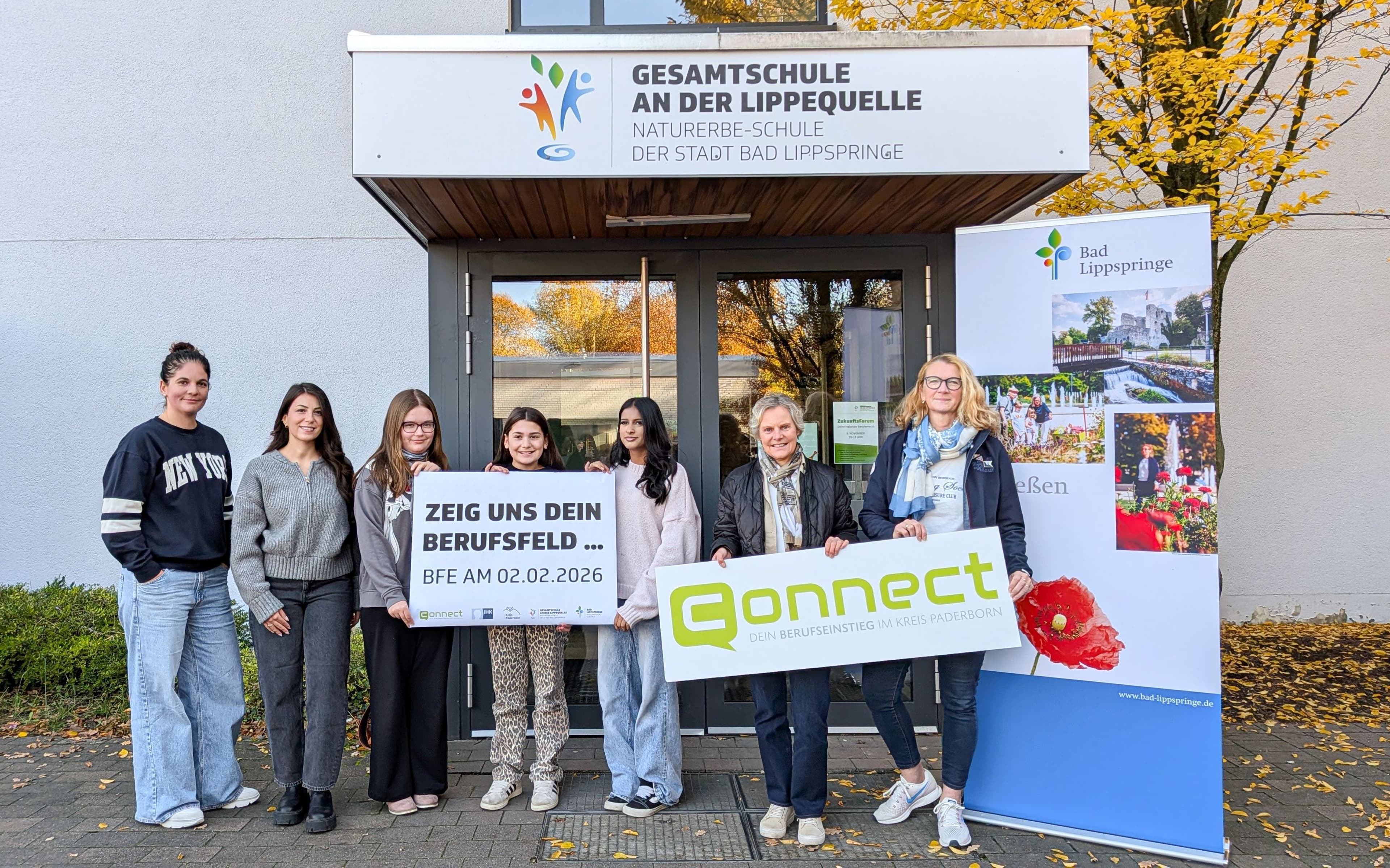 Gruppenfoto mit Vertreterinnen aus Bildung und Wirtschaft zum Berufsfelderkundungstag in Lippequelle.