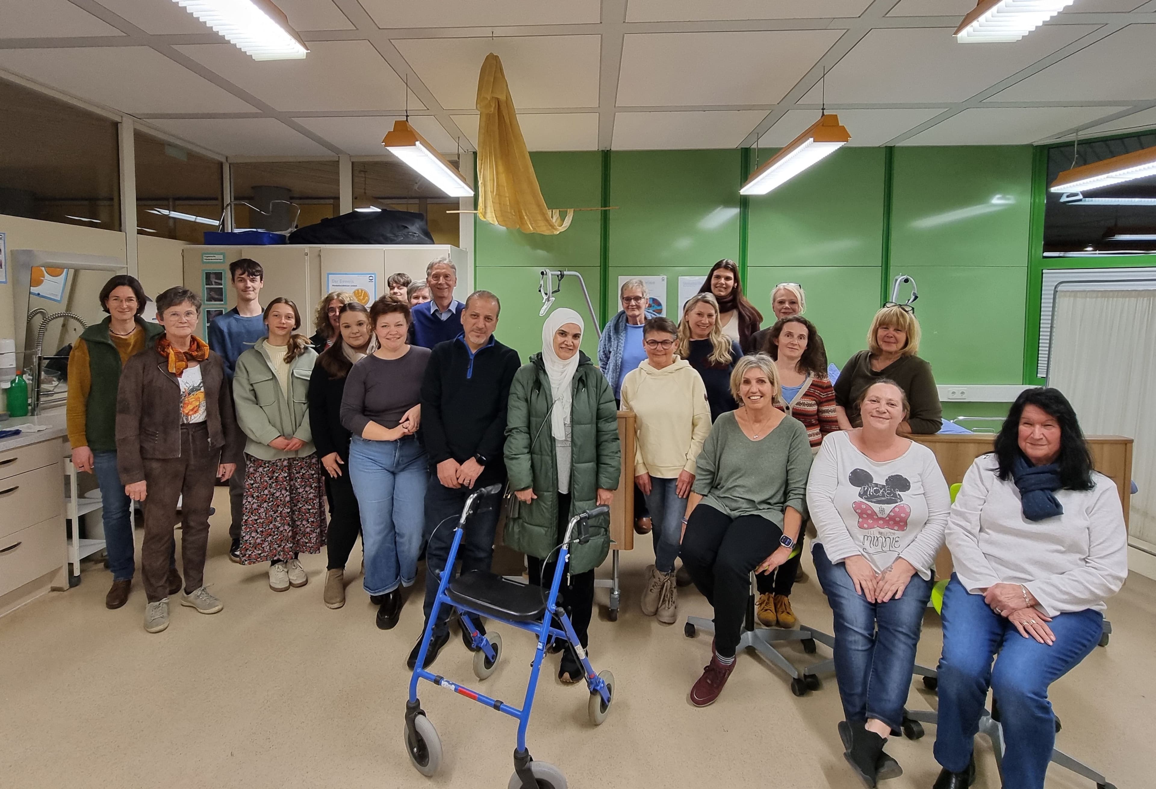 Erfolgreiche Absolventen der Schulung 'Zeit für mich!' mit Einsatzleitungen und Schule.