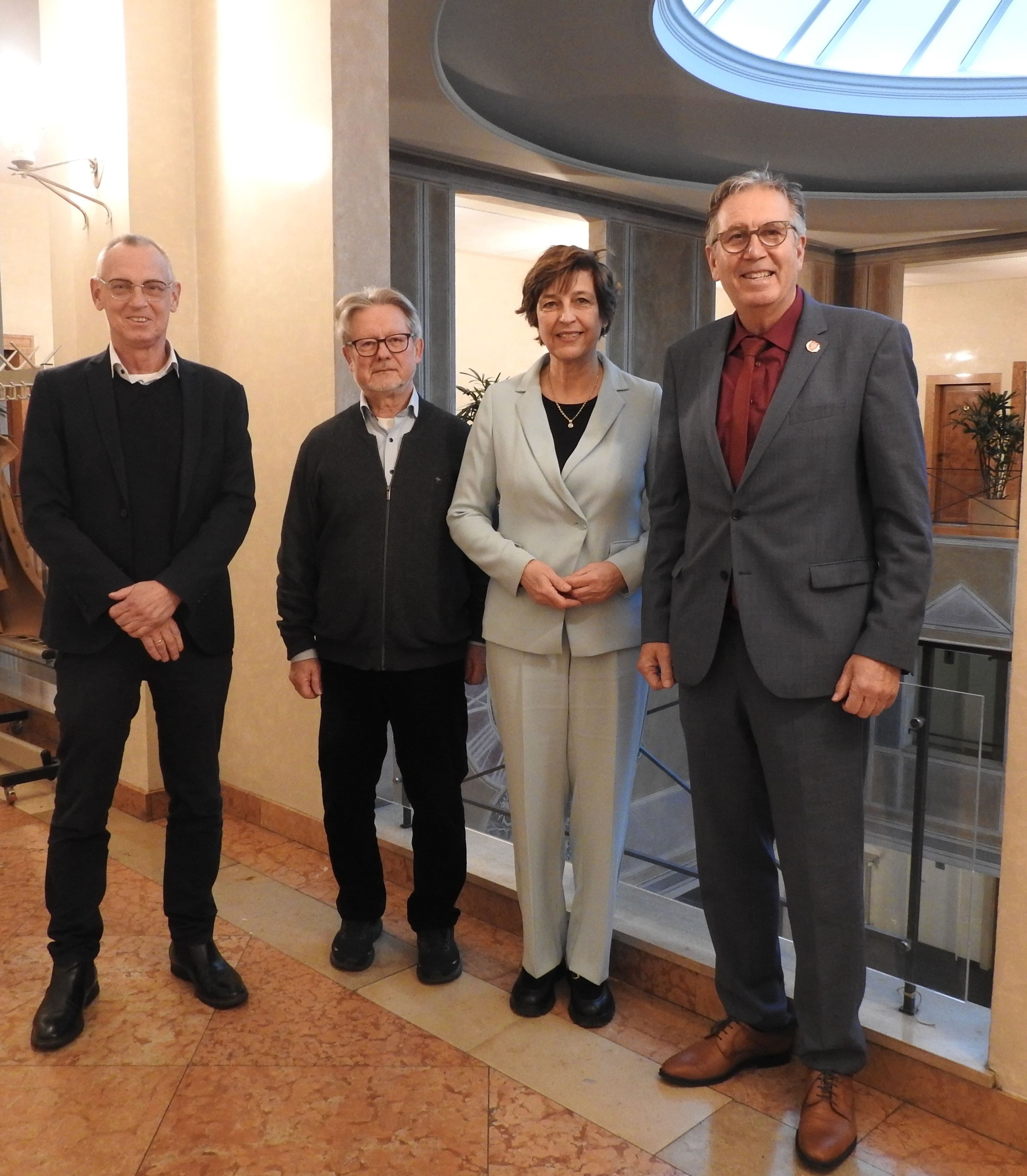 Projektbeteiligte bei der Weichenstellung zur Hochschulerweiterung in Aschaffenburg.