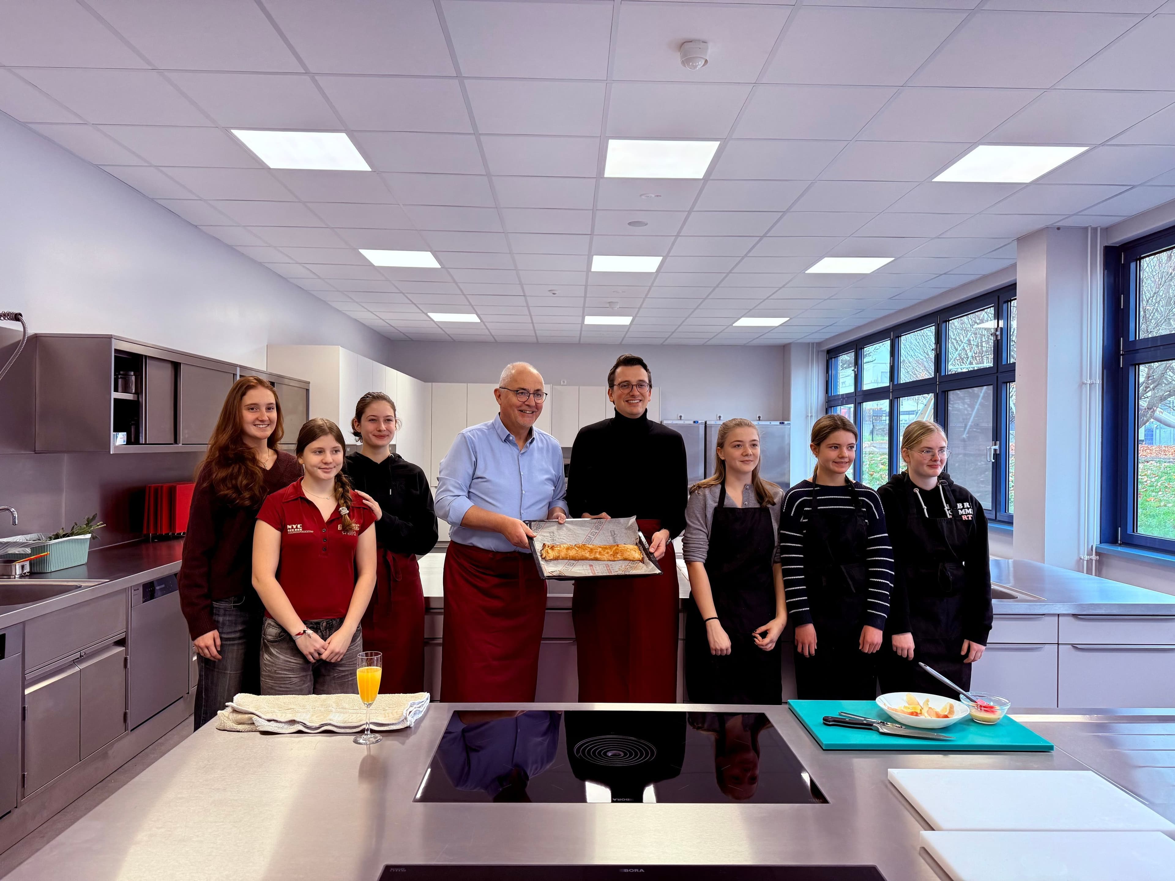 Einweihung der neuen Lehrküche der Dietrich-Bonhoeffer-Schule mit Präsentation des Apfelstrudels.