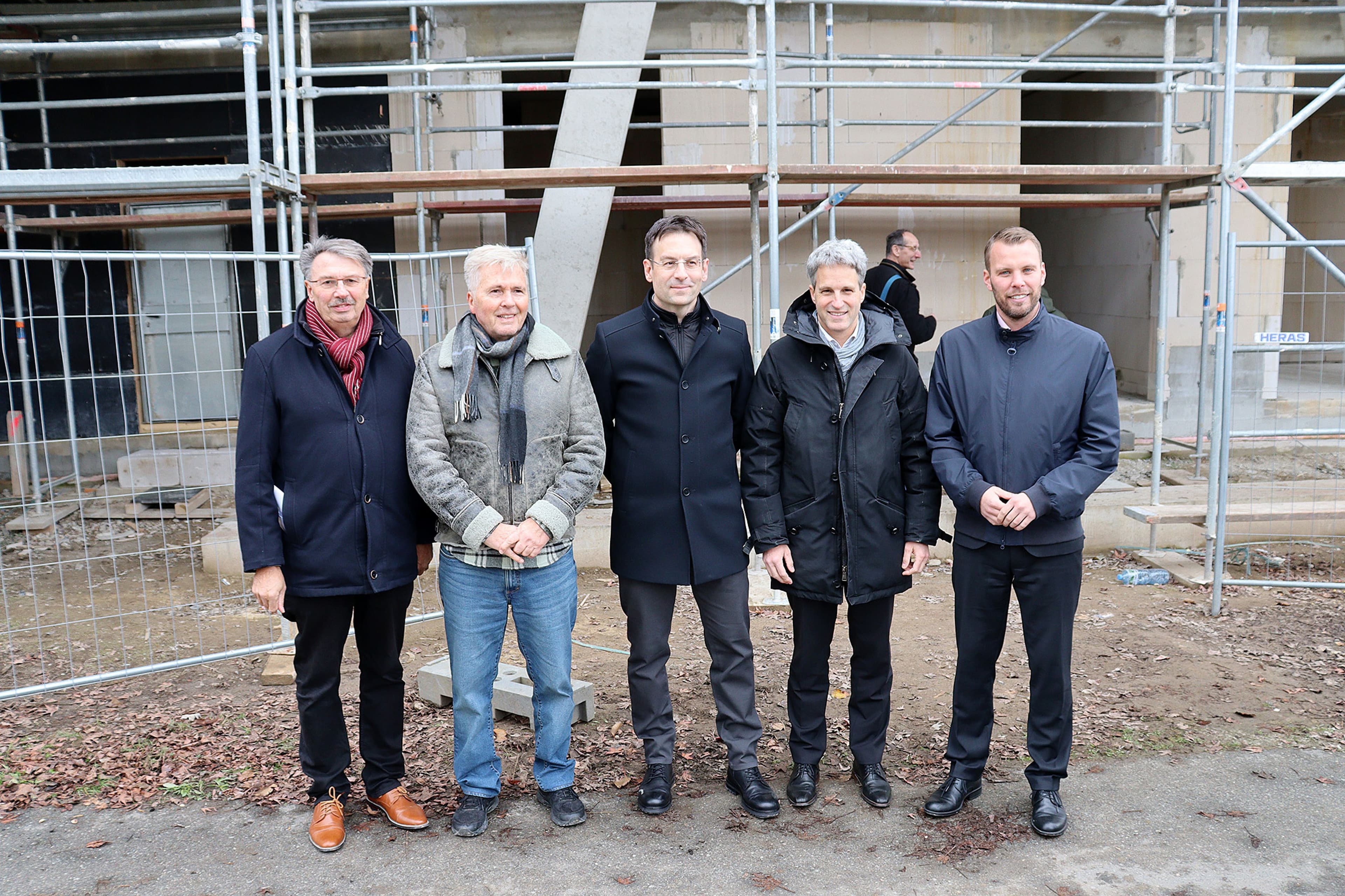 Gruppenfoto zum Richtfest der neuen Kita mit Vertretern der Stadt und Fraport.