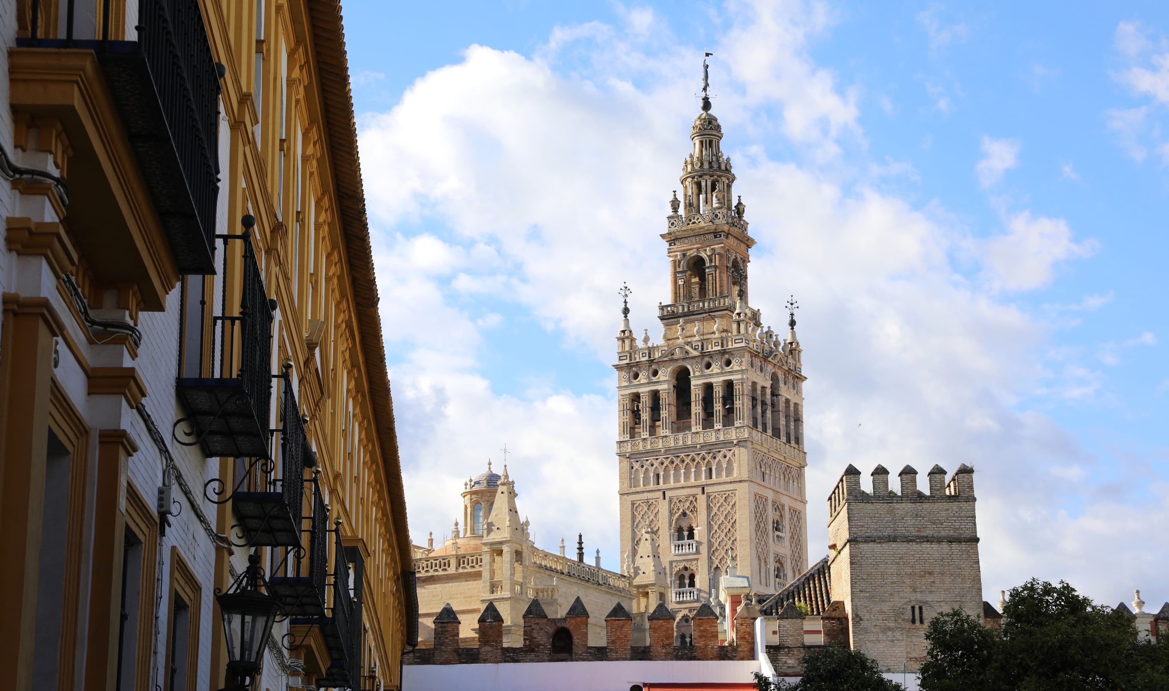 Glockenturm der Kathedrale von Sevilla, aufgenommen während eines Bildvortrags über Andalusien.