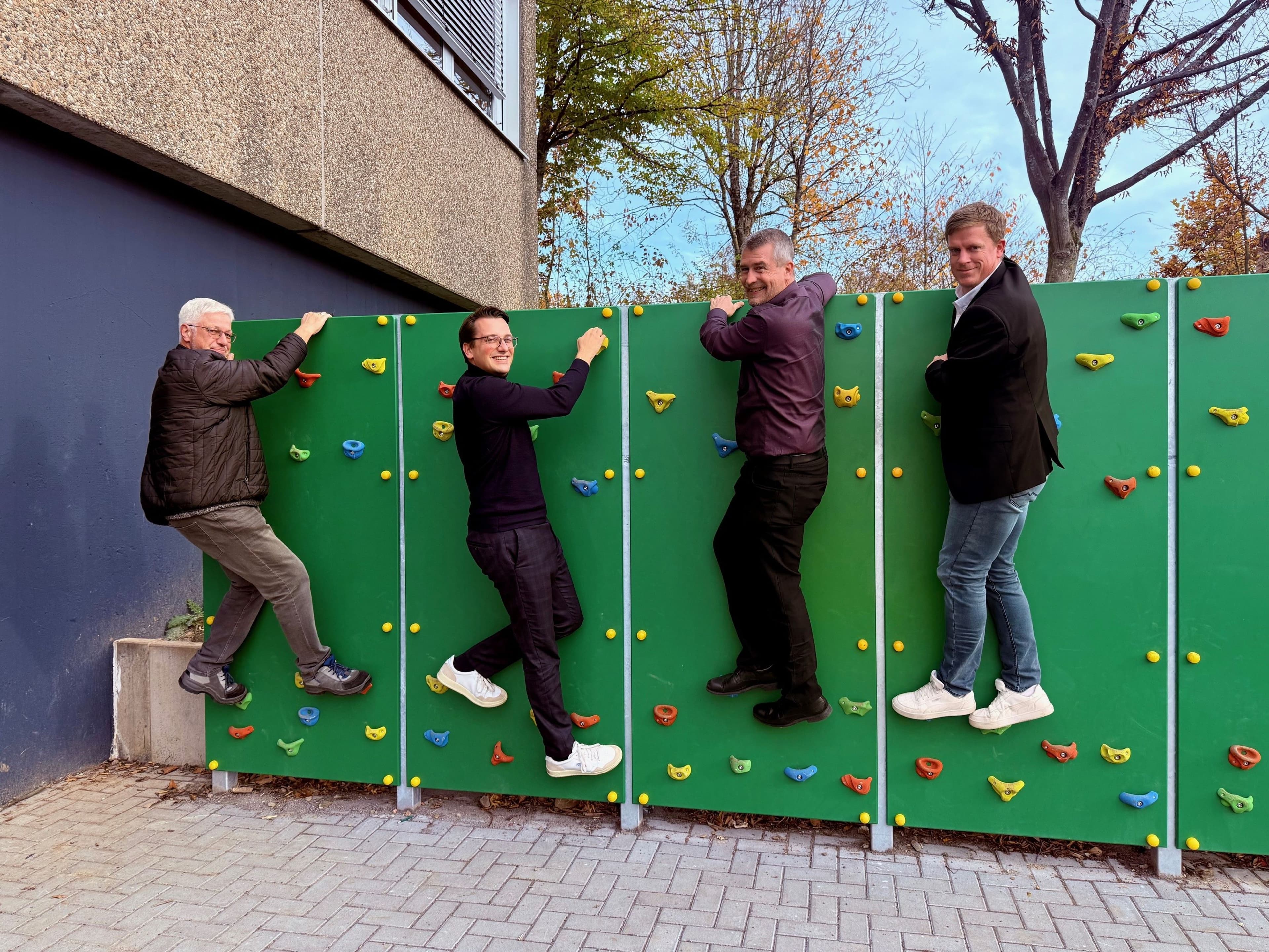Einweihung der neuen Boulderwand an der Gesamtschule Gleiberger Land durch Vertreter von Schule und Landkreis.
