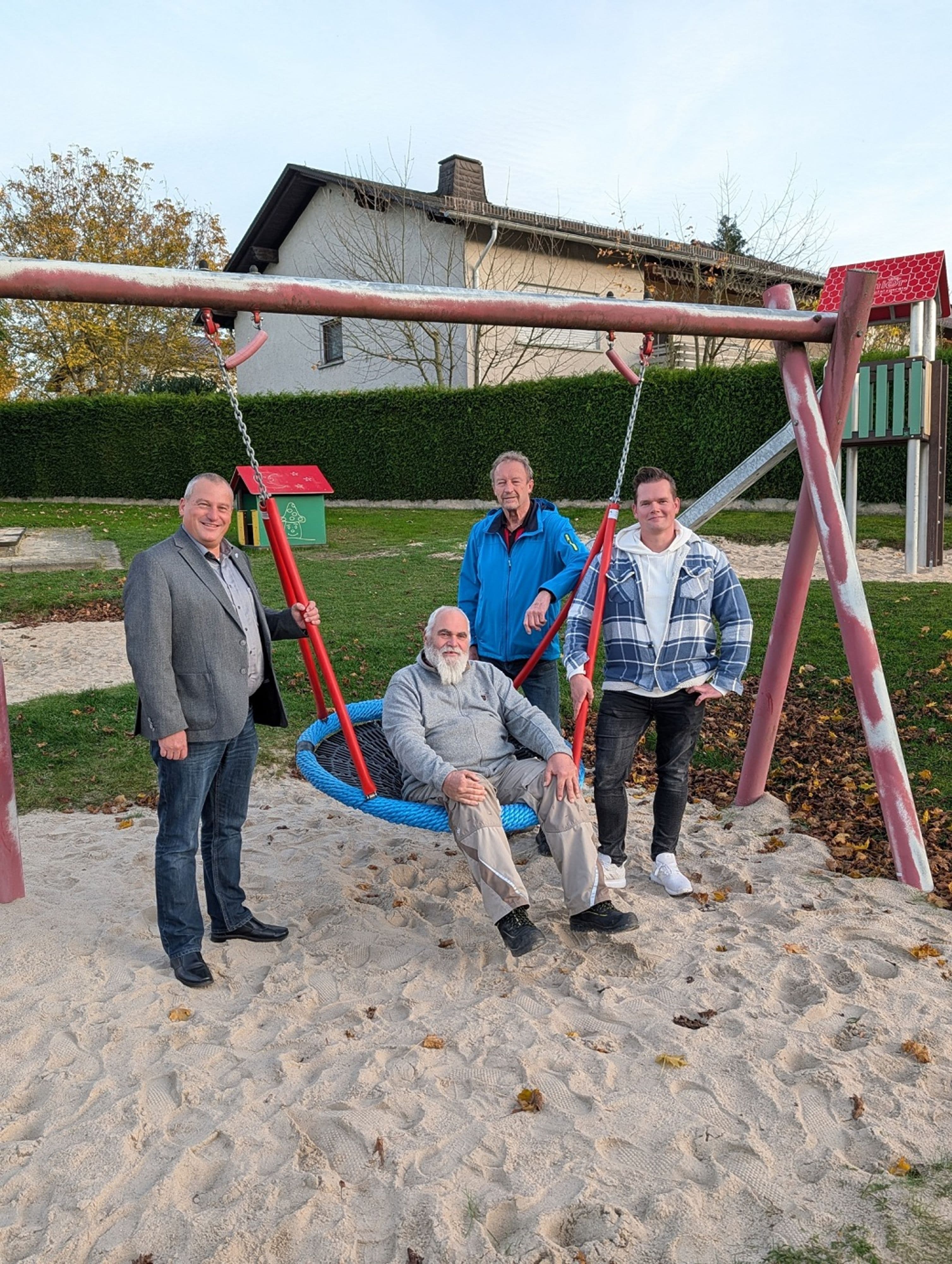 Neuer Kinderspielplatz in Braunfels-Neukirchen bietet moderne Spielgeräte und mehr Aufenthaltsqualität.