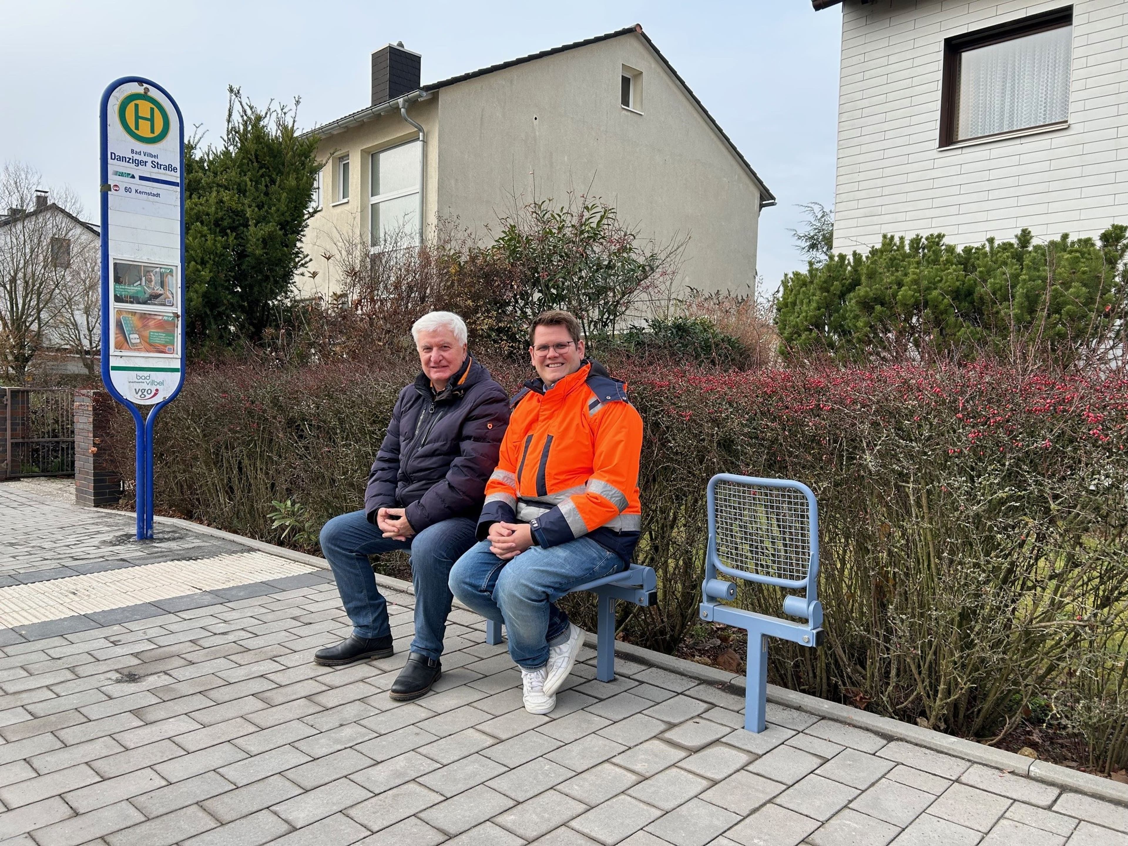 Ortsvorsteher Peter Schenk und Sebastian Wysocki an der barrierefreien Bushaltestelle Danziger Straße.