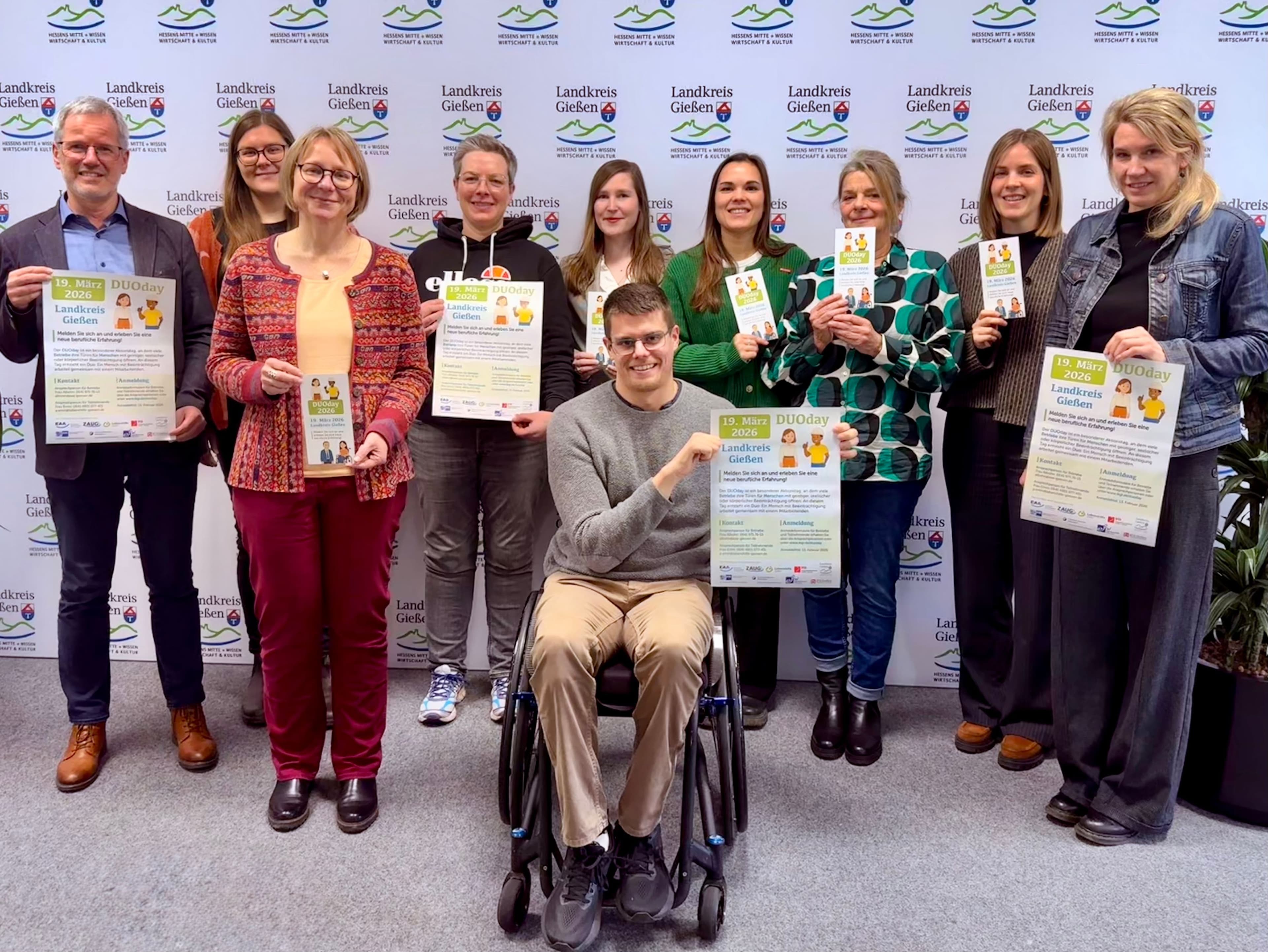 Vertreter:innen verschiedener Organisationen informieren zum DUOday im Landkreis Gießen.