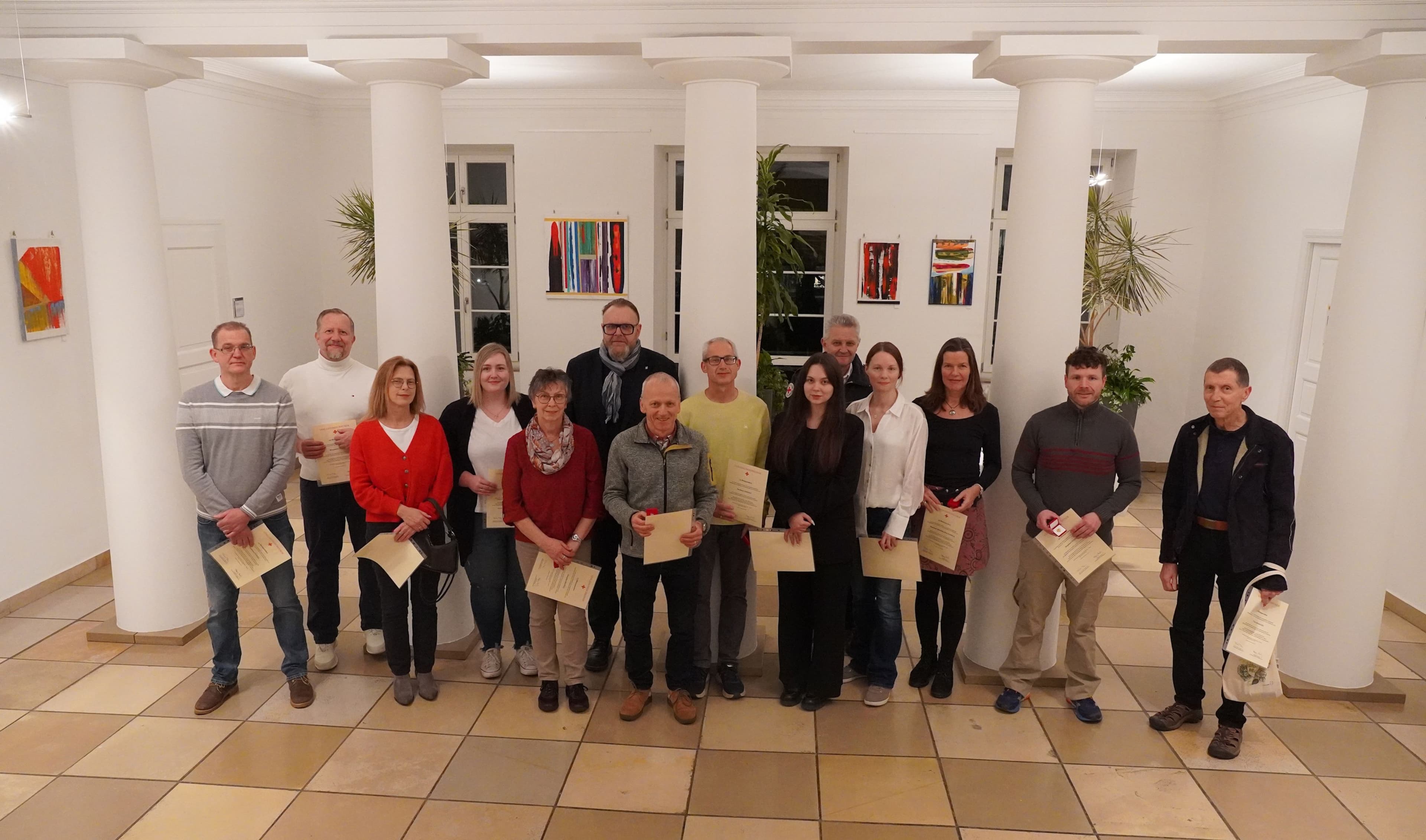 Erster Bürgermeister Schöneboom ehrt treue Blutspenderinnen und Blutspender im Lahrer Rathaus.