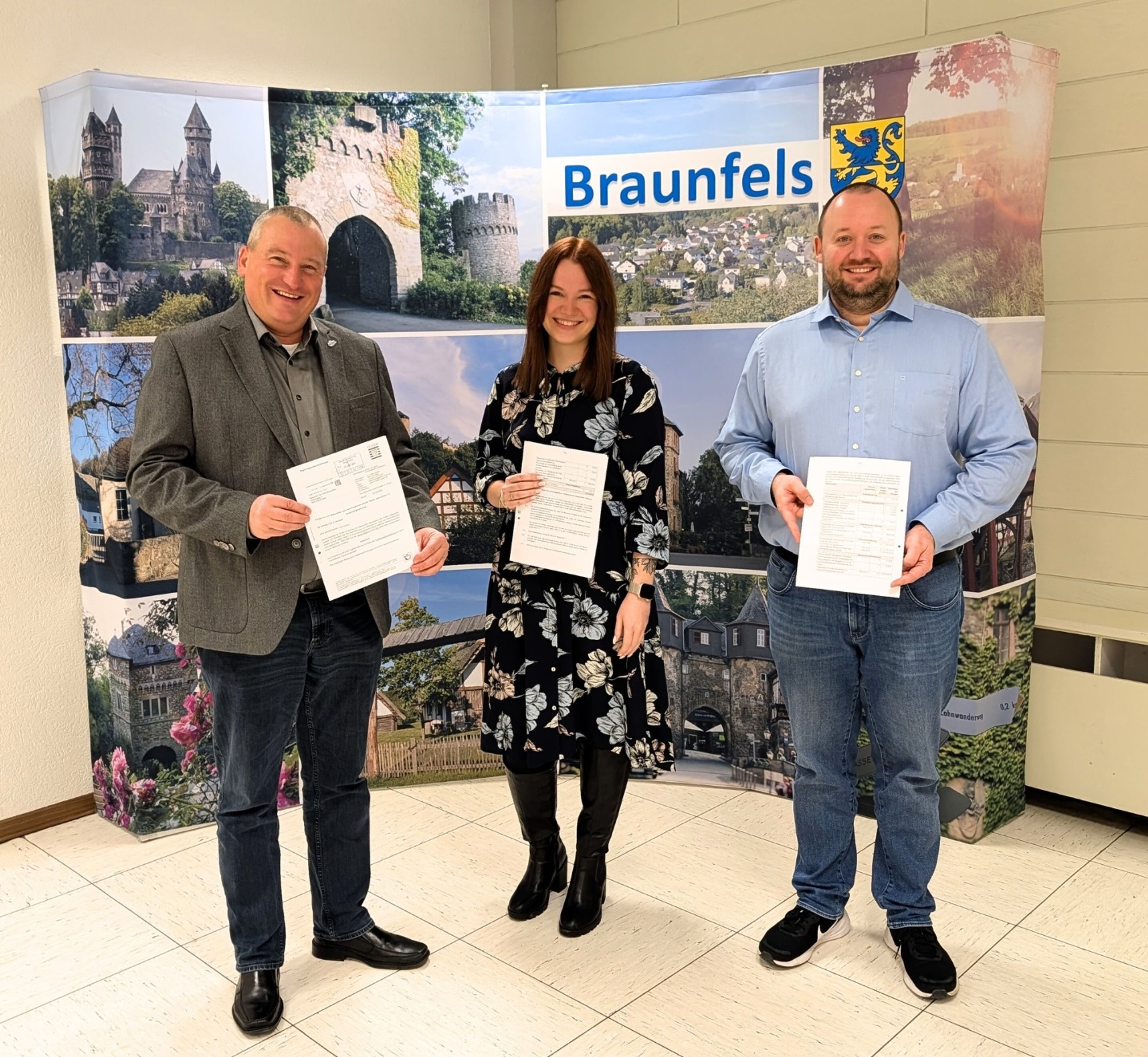 Förderbescheide für sechs städtische Kitas wurden im Rathaus an Kita-Verantwortliche übergeben.