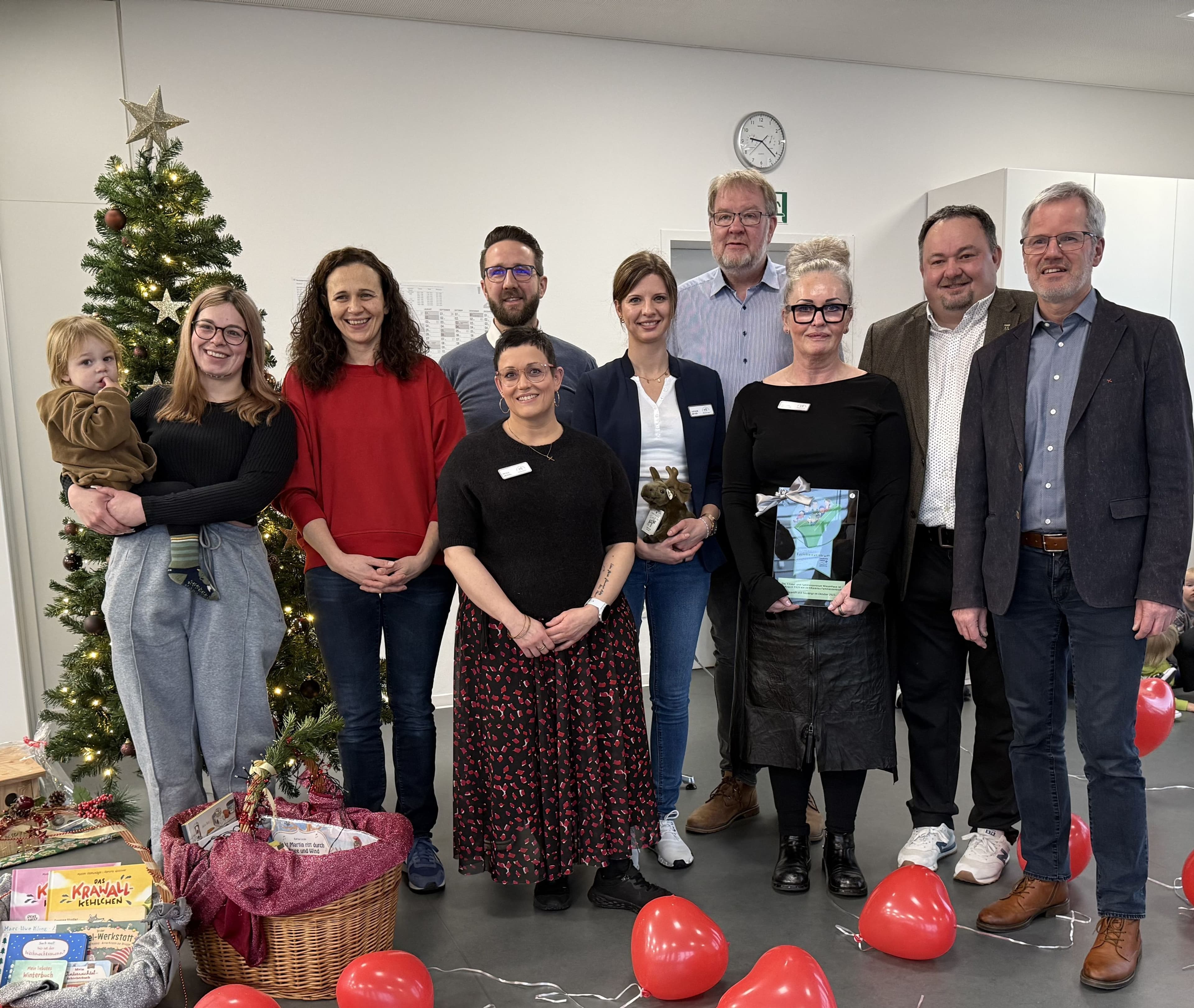 Über die Re-Zertifizierung des KiFaz Wiesenhaus in Wettenberg-Wißmar freuen sich Vertreterinnen und Vertreter von Kreis, Gemeinde und Kita.