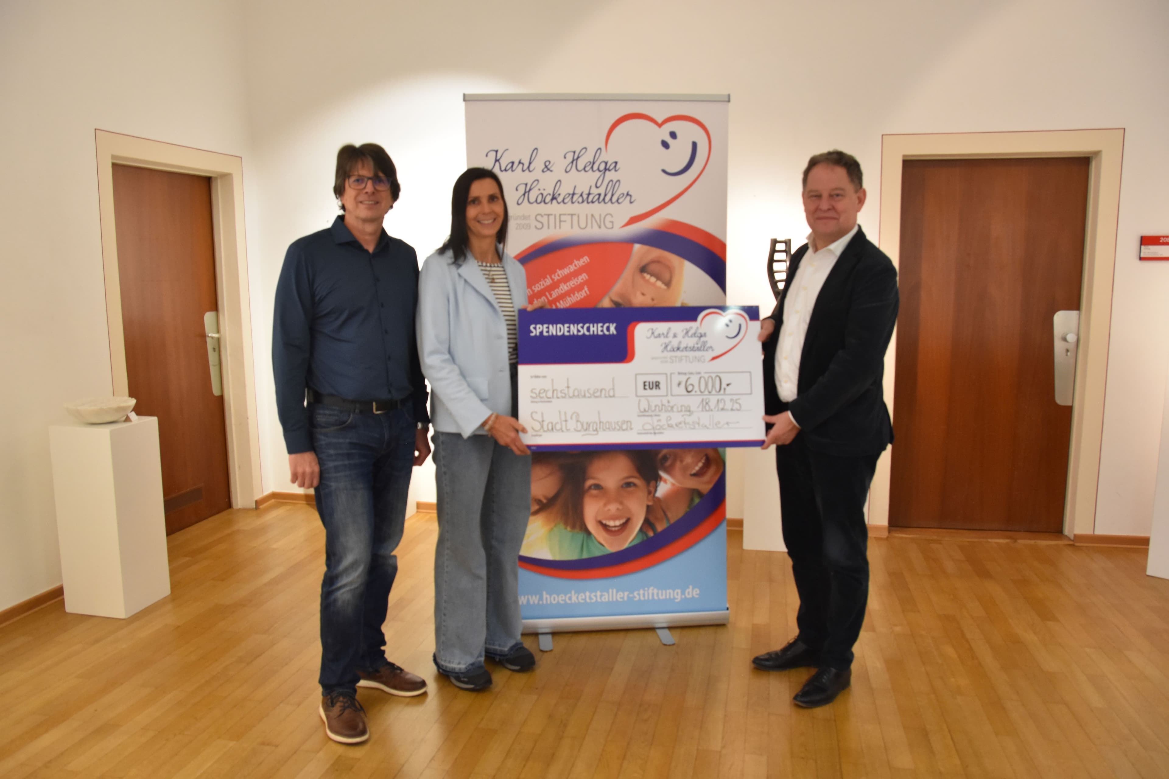 Spendenübergabe der Höcketstaller-Stiftung an Bürgermeister Florian Schneider im Rathaus Burghausen.