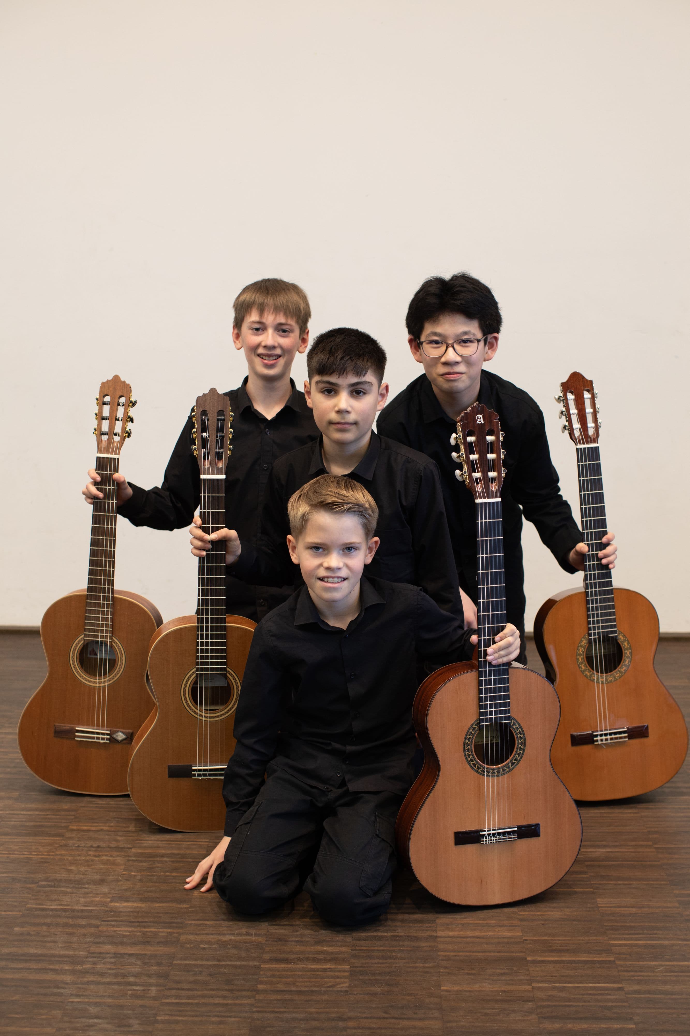 Musikerinnen und Musiker der Musikschule präsentieren ihr Können an den Zupfinstrumenten beim Abschlusskonzert.