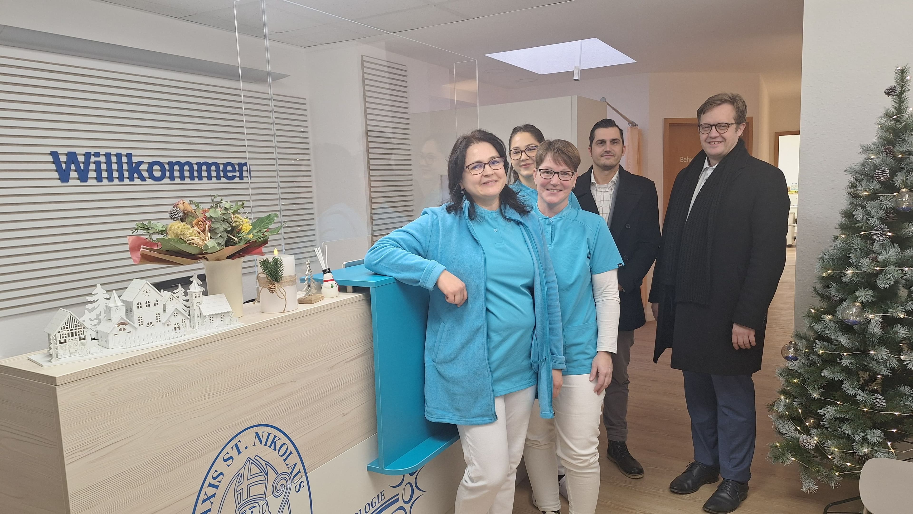 Bürgermeister Pfeiffer und Wirtschaftsförderer Bittner begrüßen Neurologin Olga Zaharia-Puscas in ihrer neuen Praxis.