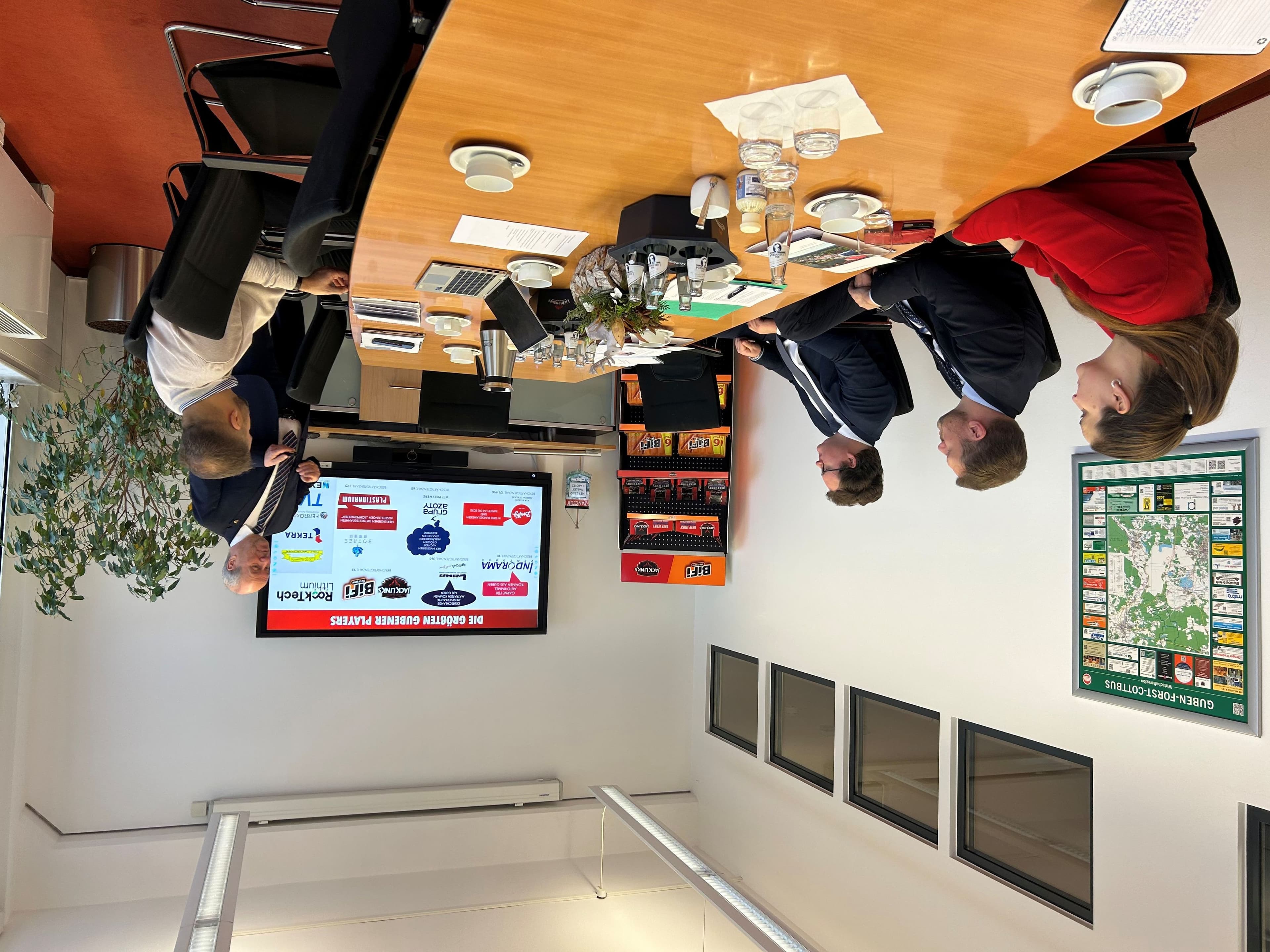 Minister Daniel Keller mit lokalen Vertretern bei der Werksbesichtigung von BiFi in Guben.