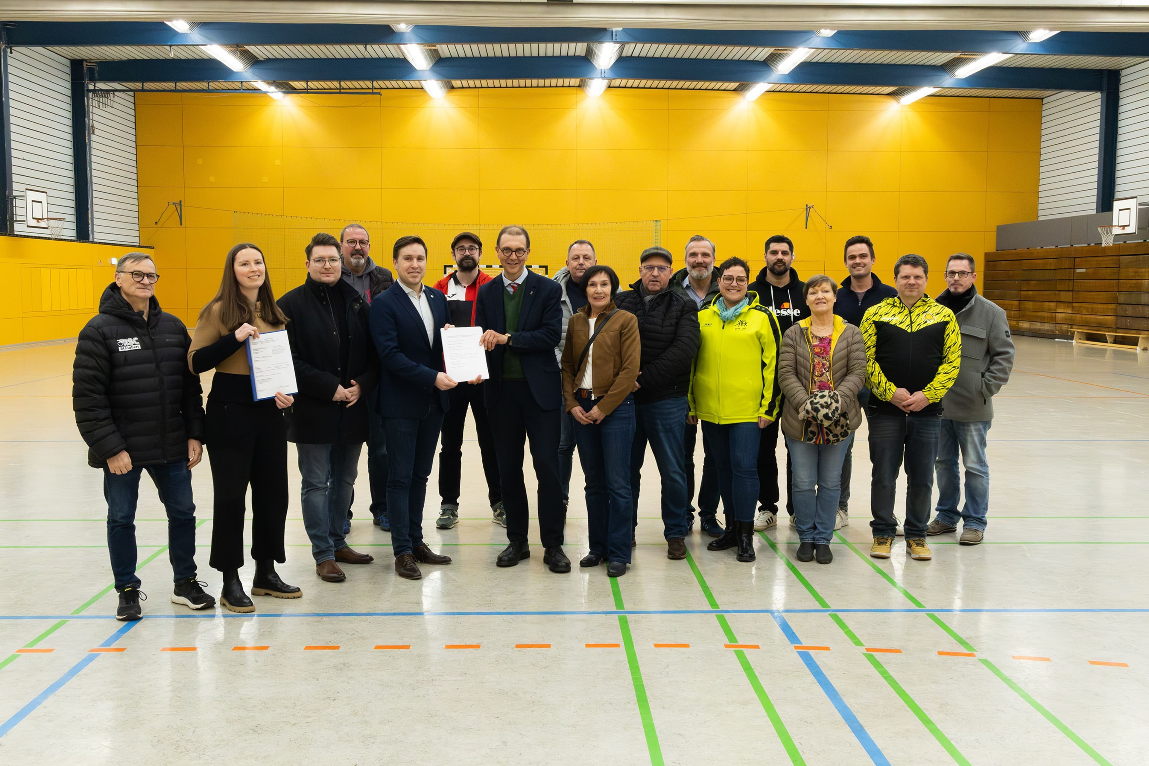 OB Ulli Meyer überreicht mit Vereinsvertretern und Verwaltung Esra Limbacher die Vereinserklärungen. OB Ulli Meyer überreicht mit Vereinsvertretern und Verwaltung Esra Limbacher die Vereinserklärungen.