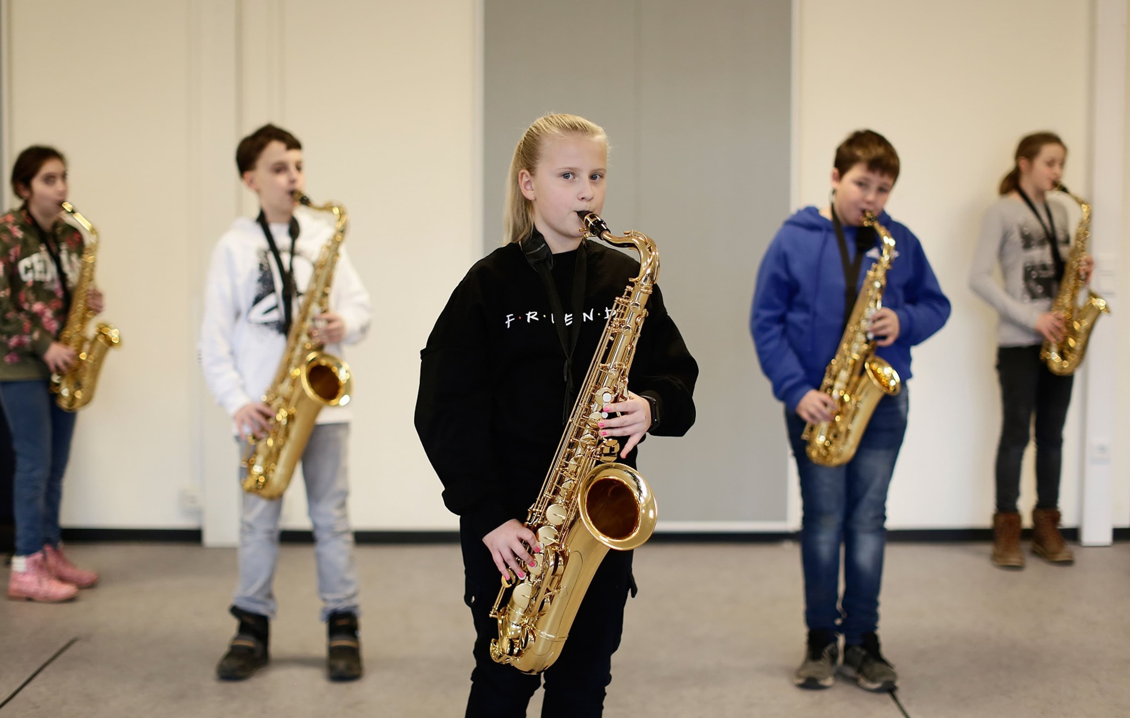 Saxophongruppe der Bläserklasse musiziert an der Peter-Ustinov-Gesamtschule. Saxophongruppe der Bläserklasse musiziert an der Peter-Ustinov-Gesamtschule.