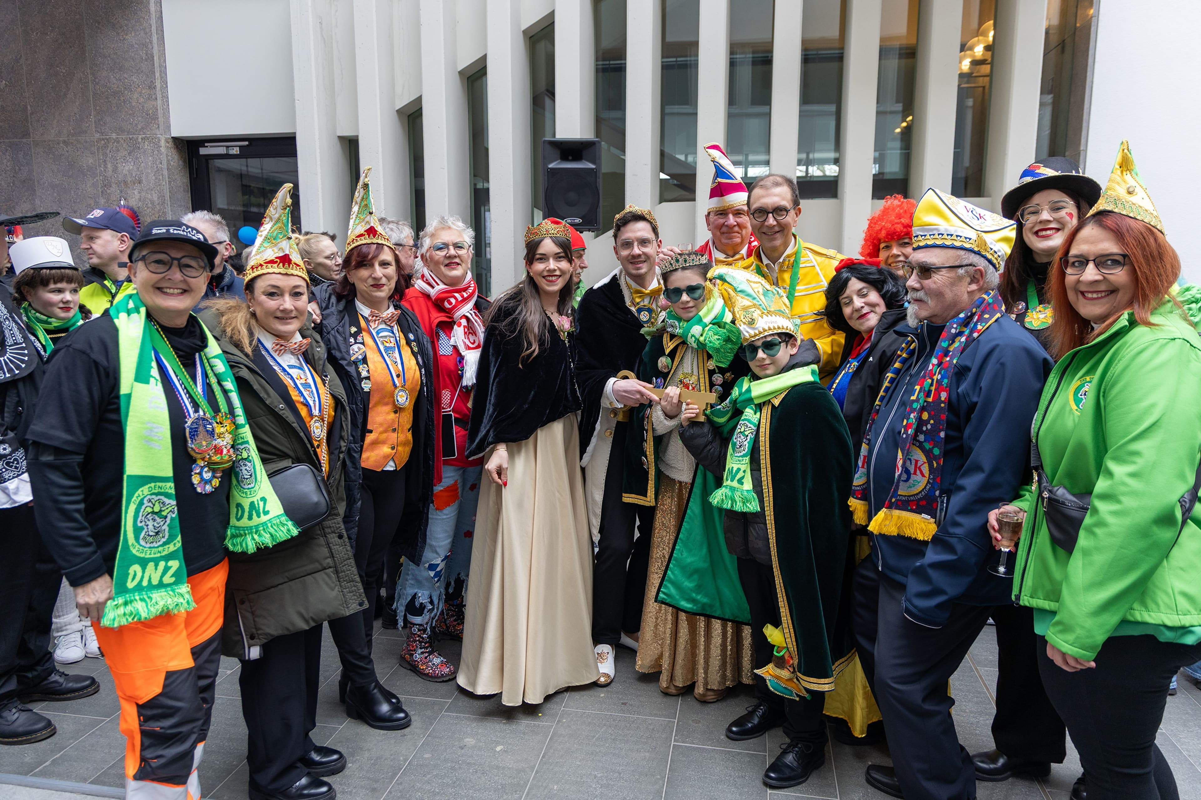 Narren übernehmen symbolisch die Macht im St. Ingberter Rathaus beim traditionellen Rathaussturm. Narren übernehmen symbolisch die Macht im St. Ingberter Rathaus beim traditionellen Rathaussturm.