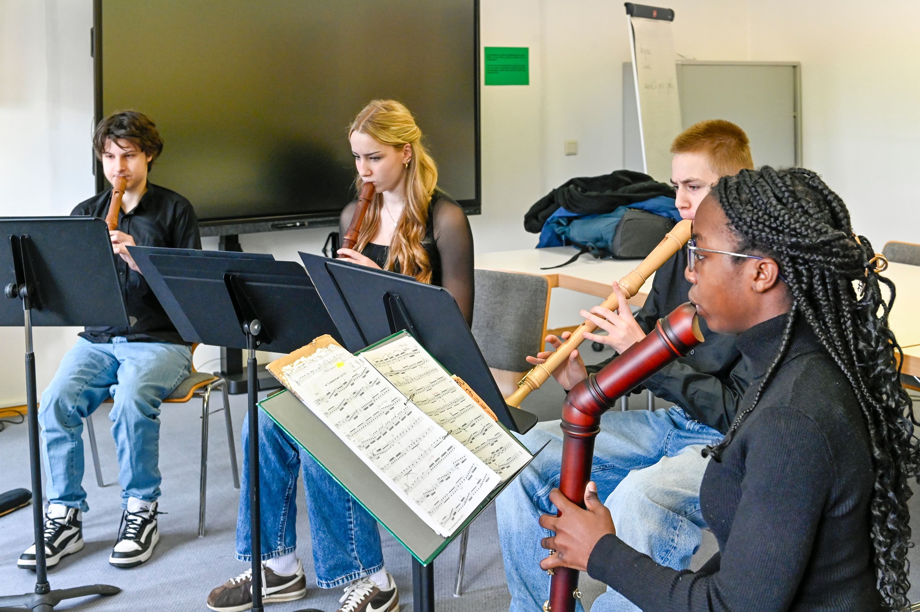Das Blockflötenquartett probt für den Auftritt beim Wettbewerb 'Jugend musiziert' in Lahr. Das Blockflötenquartett probt für den Auftritt beim Wettbewerb 'Jugend musiziert' in Lahr.