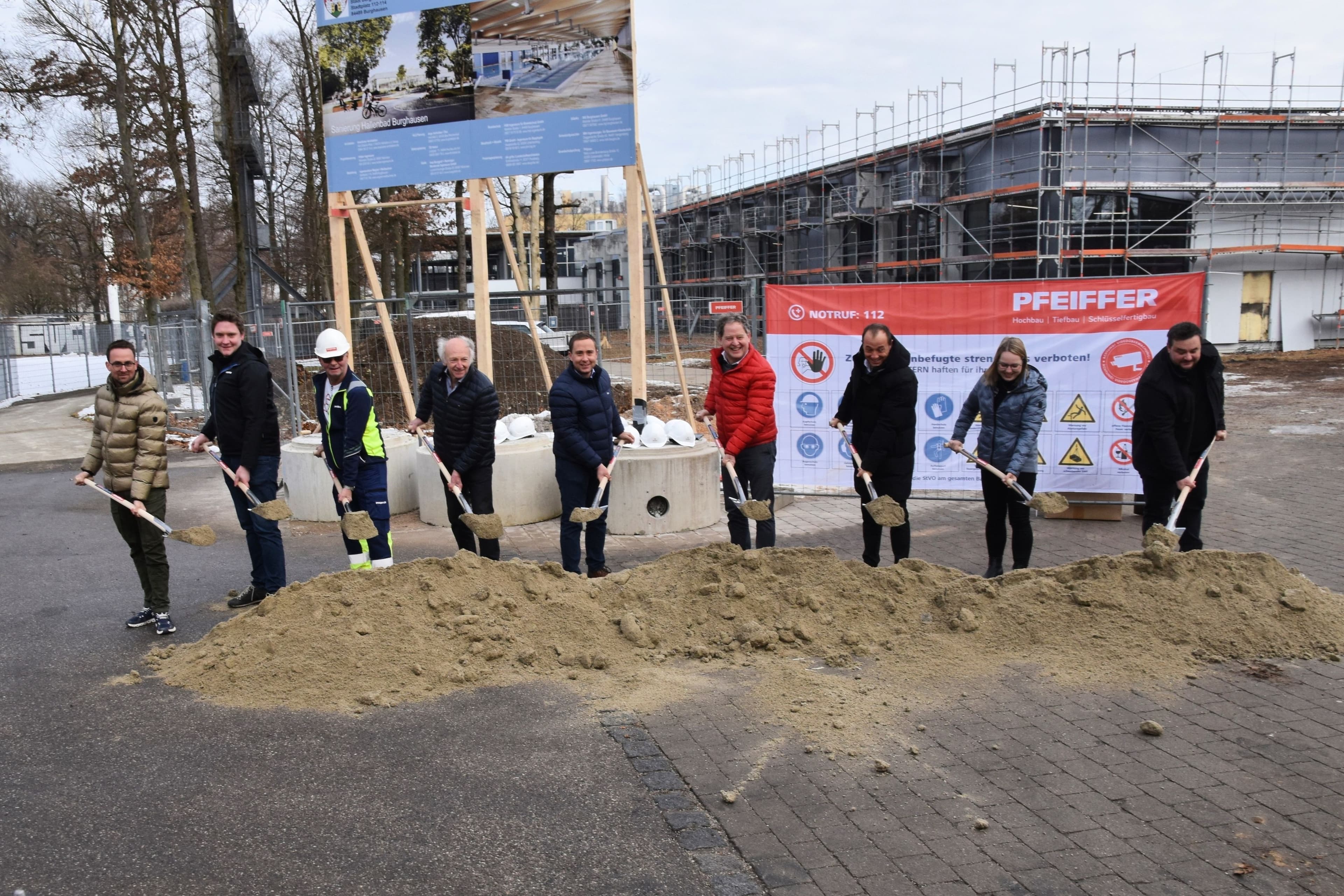 Spatenstich zur Sanierung des Georg-Miesgang-Hallenbads mit Vertretern aus Politik, Bauleitung und Architektur. Spatenstich zur Sanierung des Georg-Miesgang-Hallenbads mit Vertretern aus Politik, Bauleitung und Architektur.