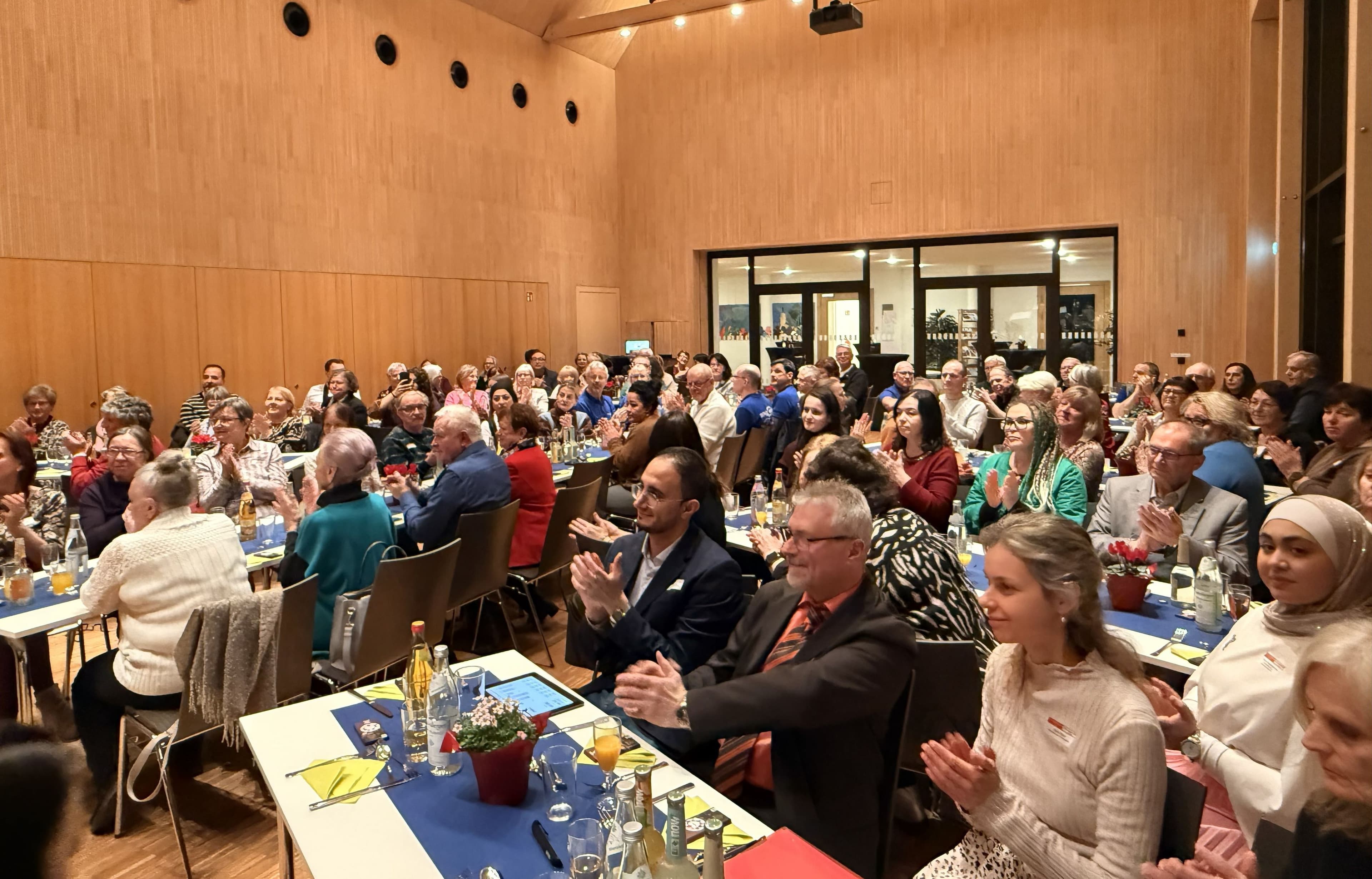 Ehrenamtsabend würdigt engagierte Bürgerinnen und Bürger im sozialen Bereich in Neumarkt. Ehrenamtsabend würdigt engagierte Bürgerinnen und Bürger im sozialen Bereich in Neumarkt.