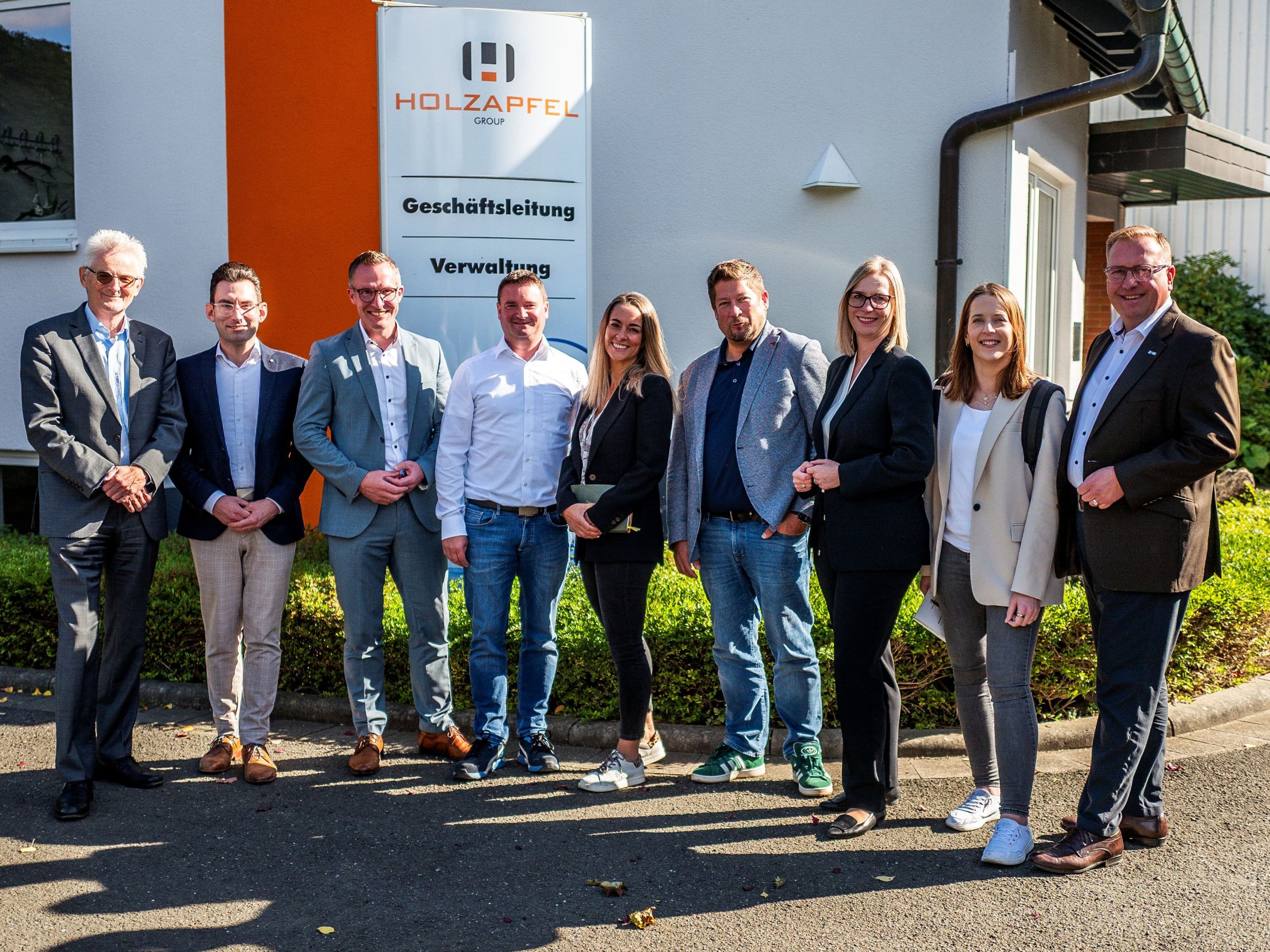 Kreis-Wirtschaftsdelegation besucht die Holzapfel Group und diskutiert Fachkräfte und Energieversorgung.