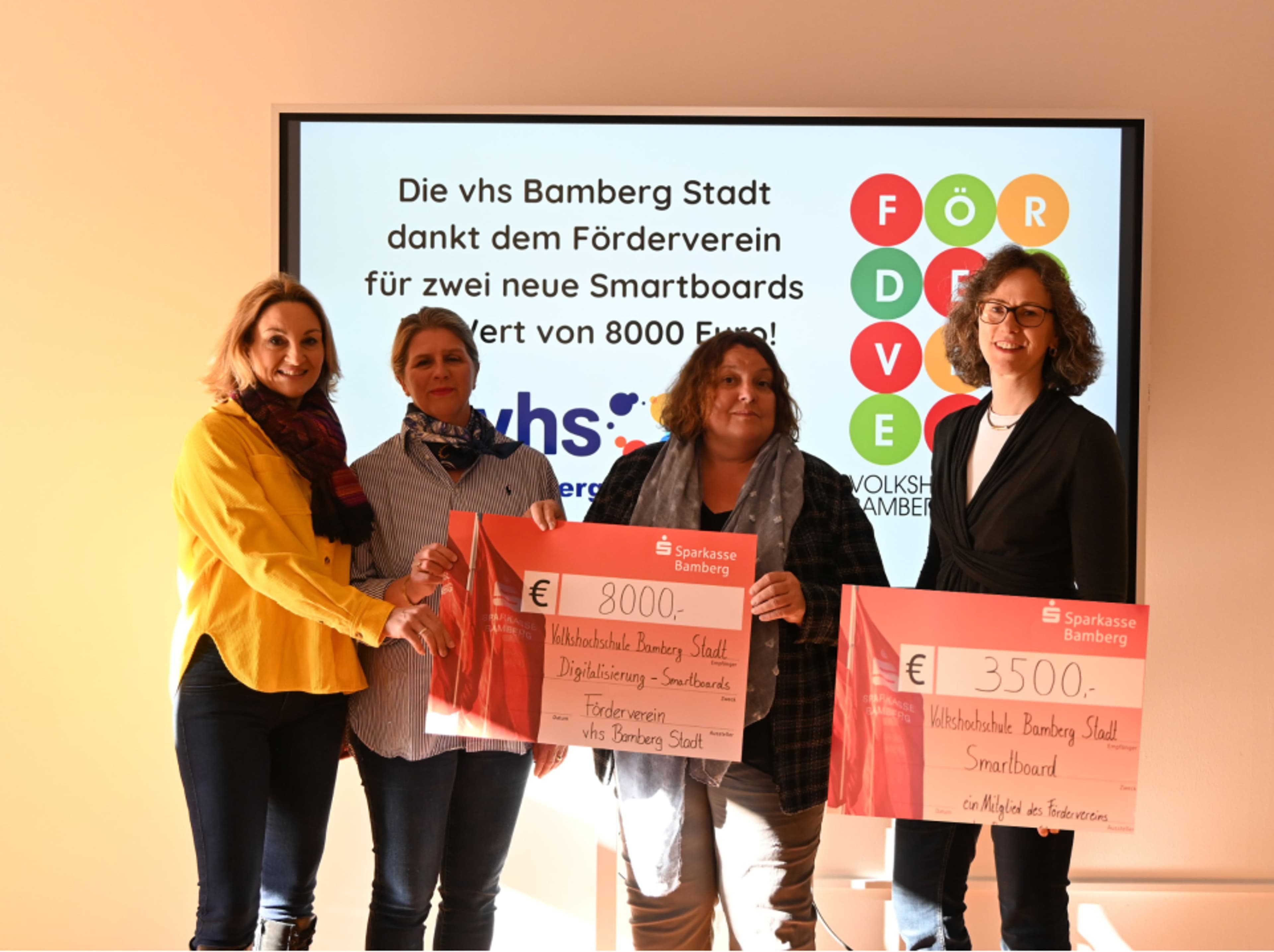 Förderverein spendet 11.500 Euro für neue Smartboards an die Volkshochschule Bamberg Stadt.