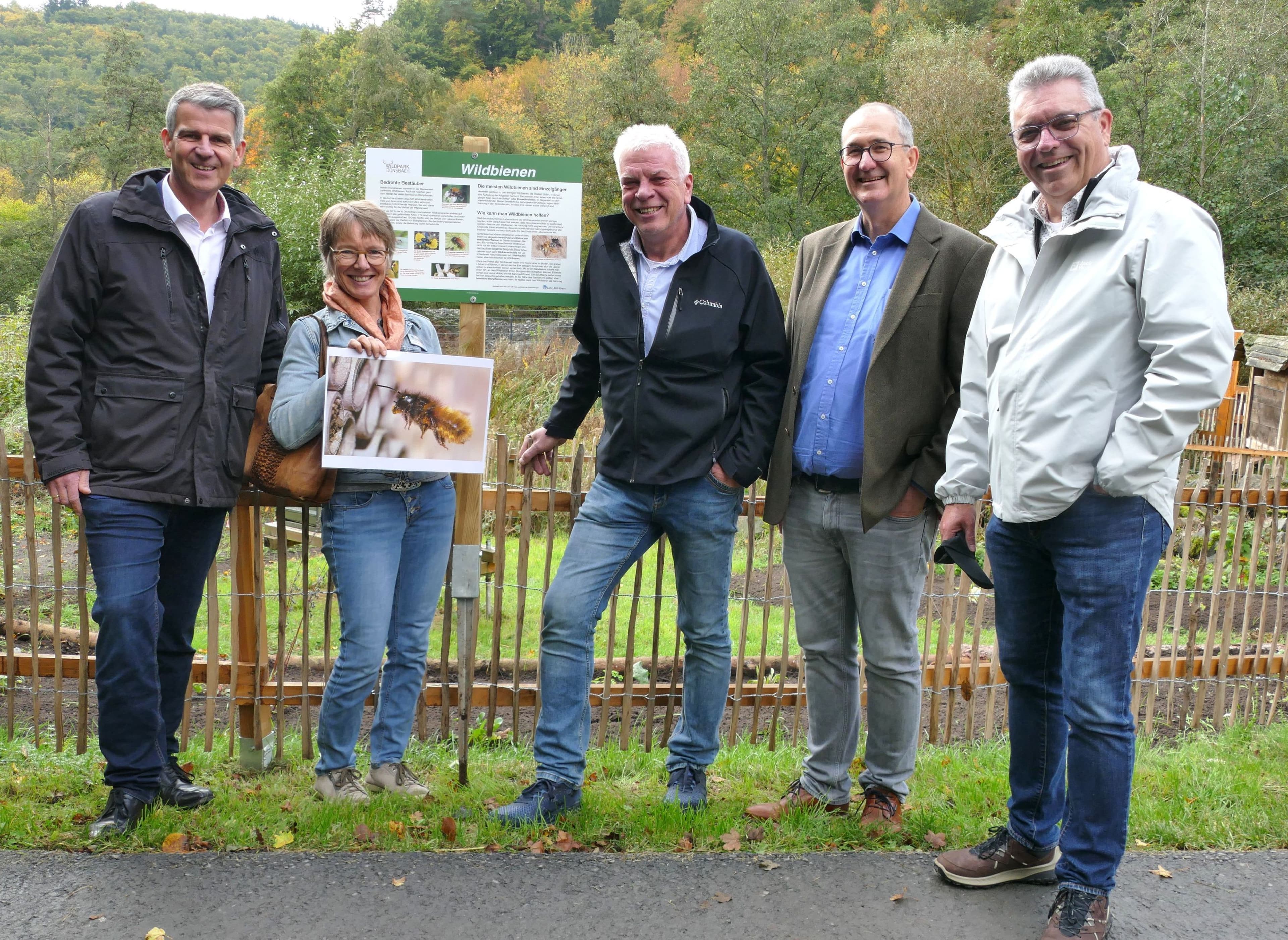 Vorstellung des Projekts Bienenoase im Wildpark Donsbach mit Kreisvertretern und BĂĽrgermeister.