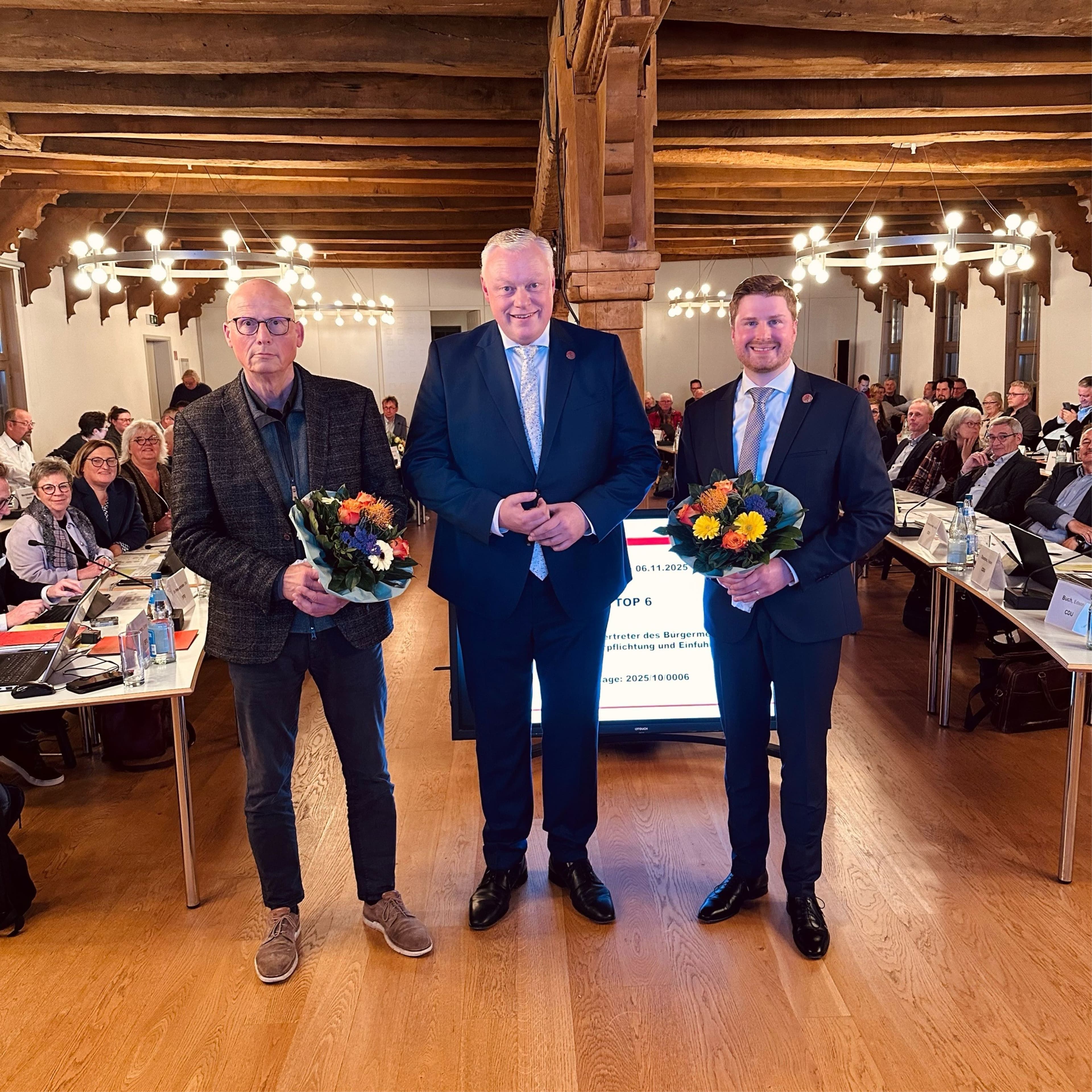 Fotos zeigen Stadtratssitzung, Vereidigung, Ehrungen und Verabschiedungen in Höxter.
