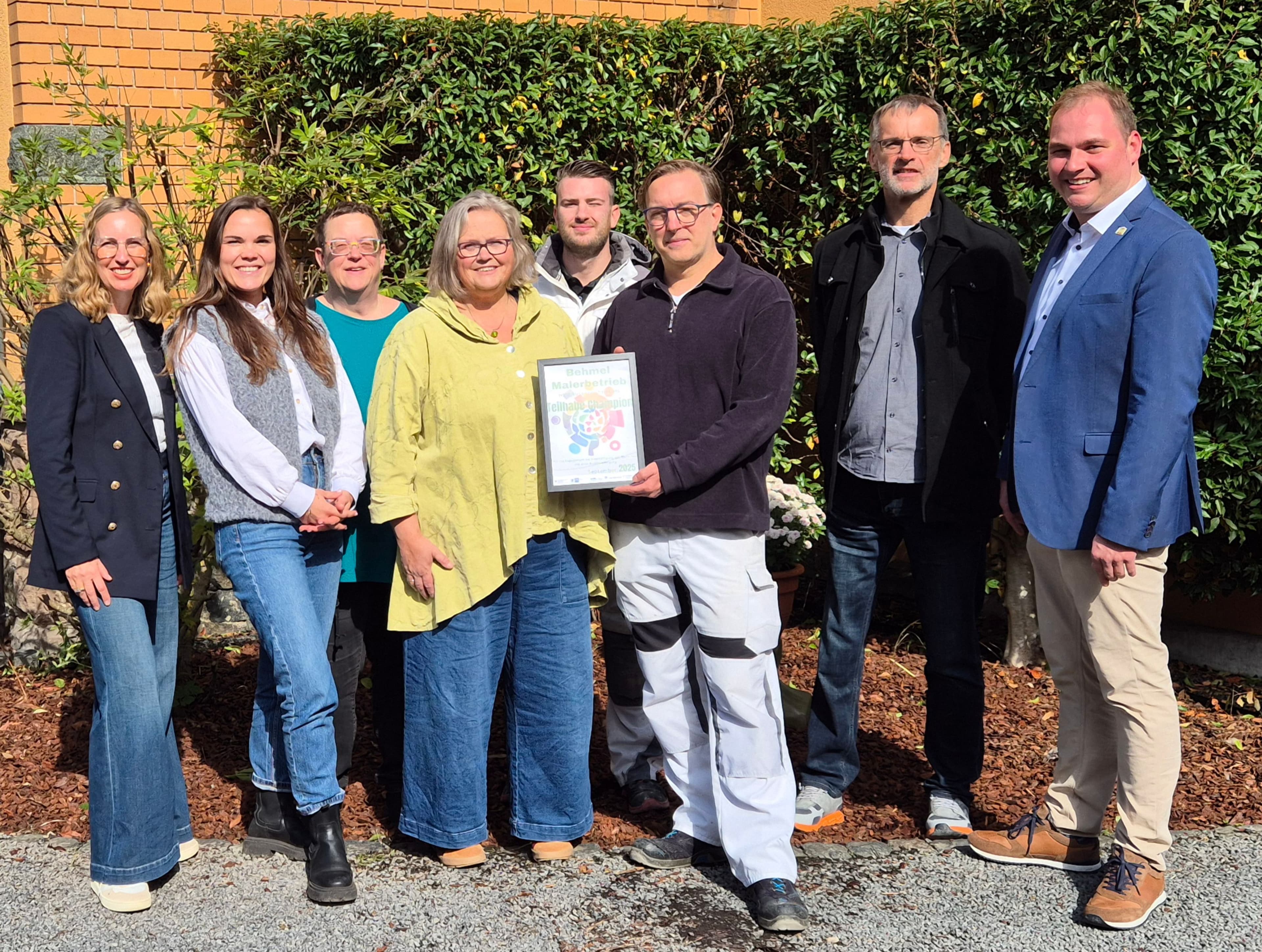 Der Malerbetrieb Frank Behmel erhält die Auszeichnung Teilhabechampion des Monats September 2025.