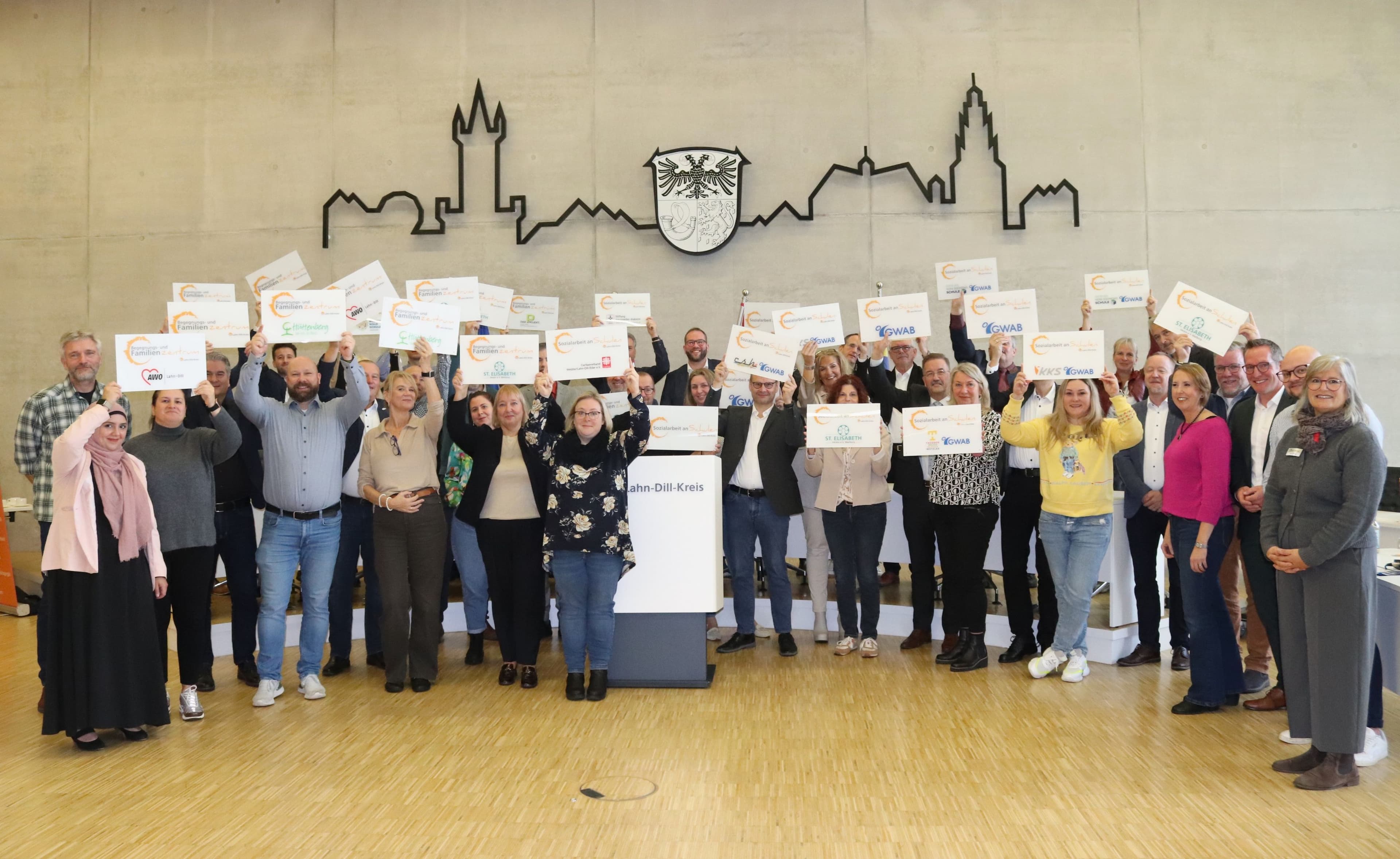 12 Begegnungs- und Familienzentren sowie 16 Schulstandorte erhalten Acryl-Schilder für das Bündnisnetzwerk.