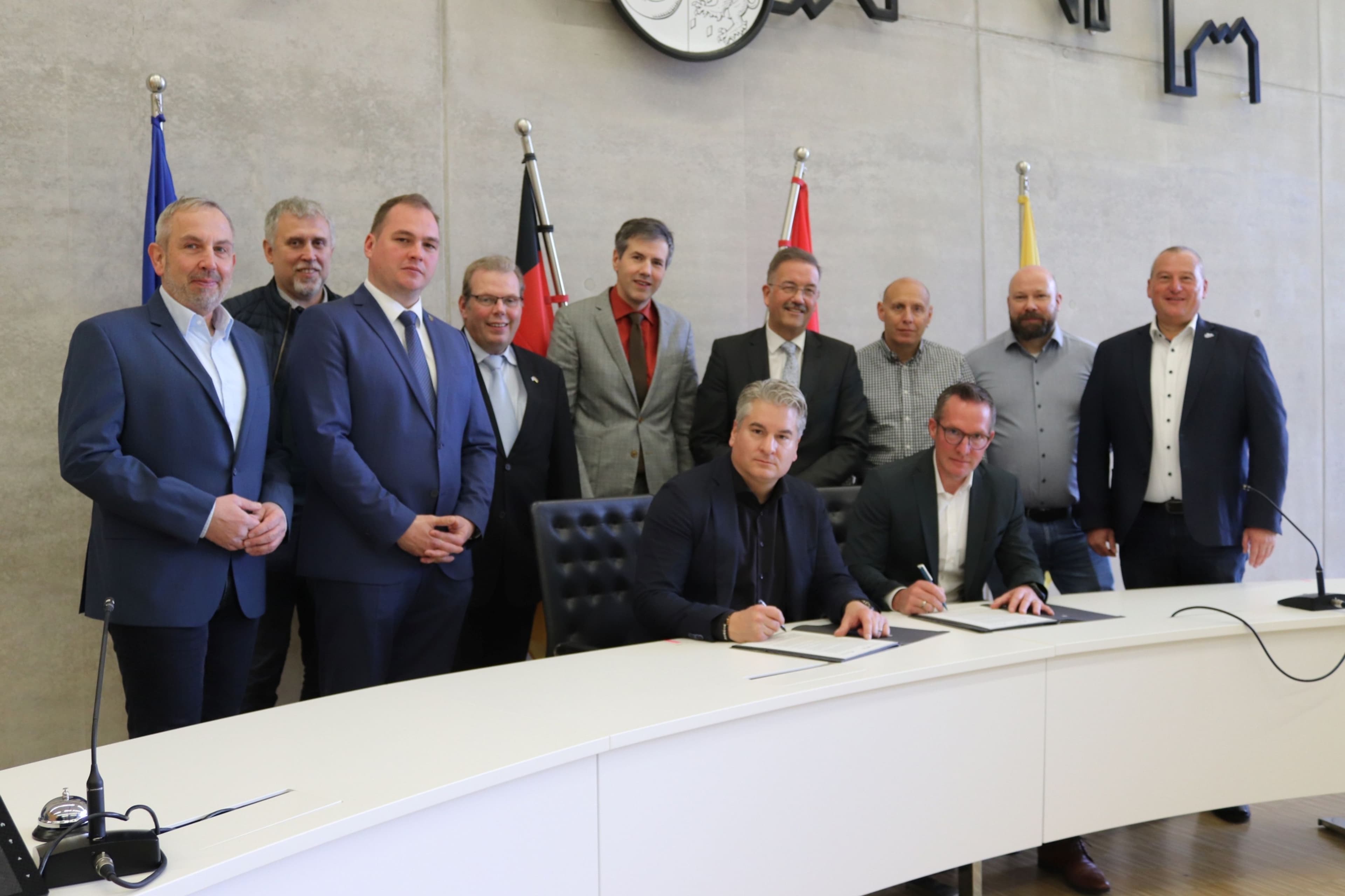 Landrat Carsten Braun und Bürgermeister Christian Schwarz unterzeichnen die Vereinbarung zur ASP-Bekämpfung.