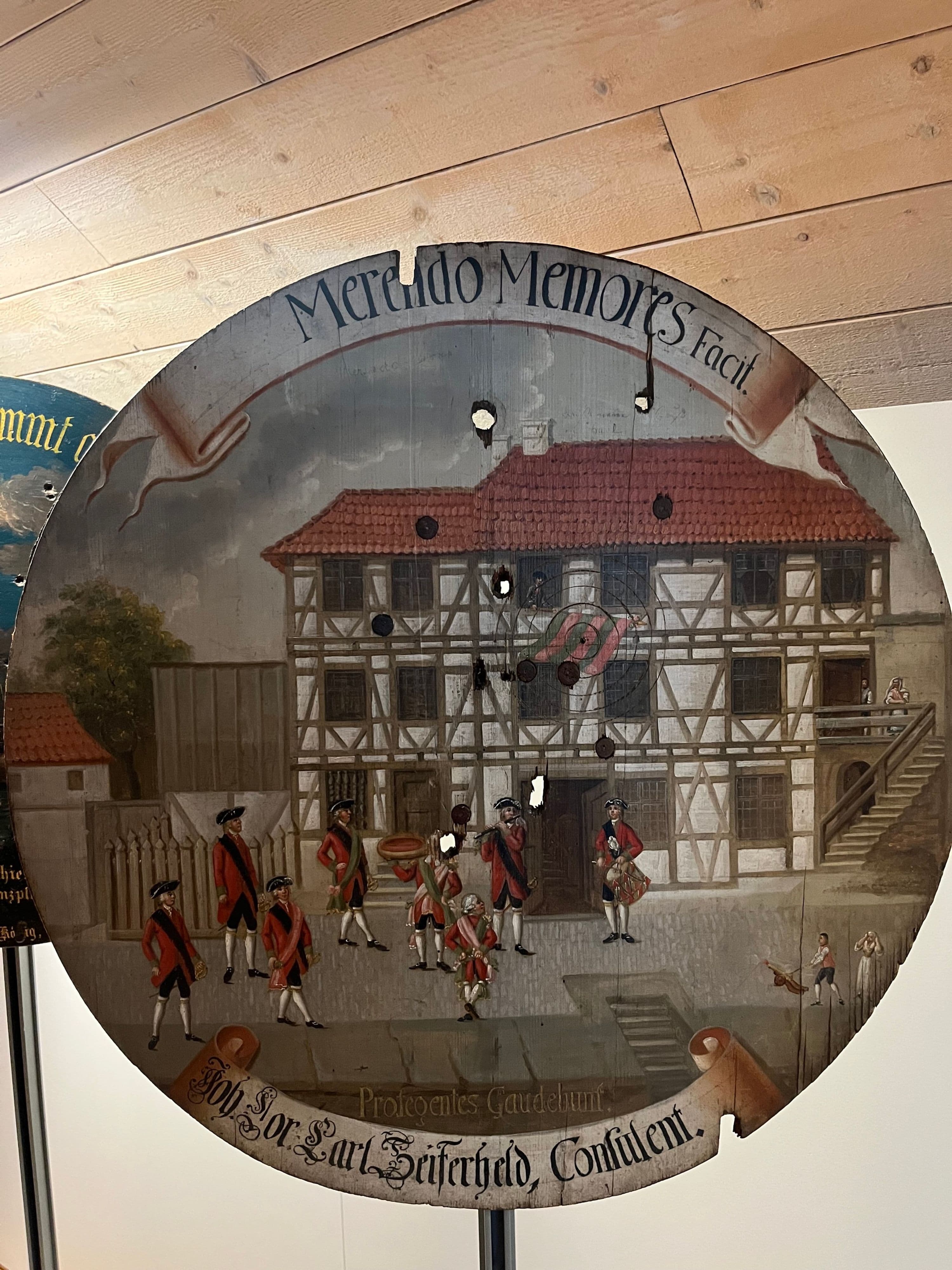 Schützenscheibe zeigt die Präsentation des Siederskuchens um 1790 im Hällisch-Fränkischen Museum.