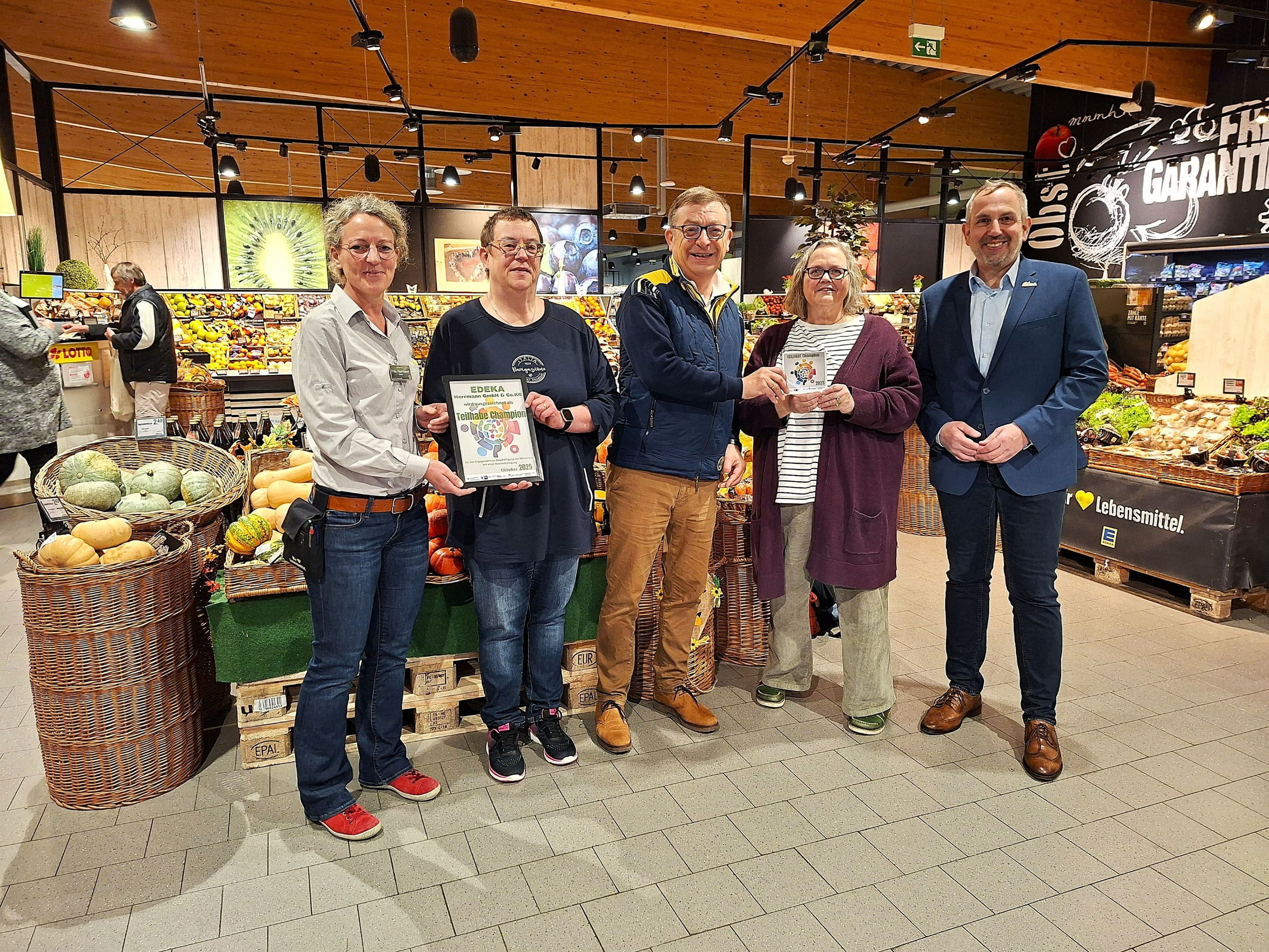 Kathleen Herrmann, Susanne Eiben, Matthias Fischer, Monika Mundt und Markus Ebertz freuen sich ĂĽber die Auszeichnung.