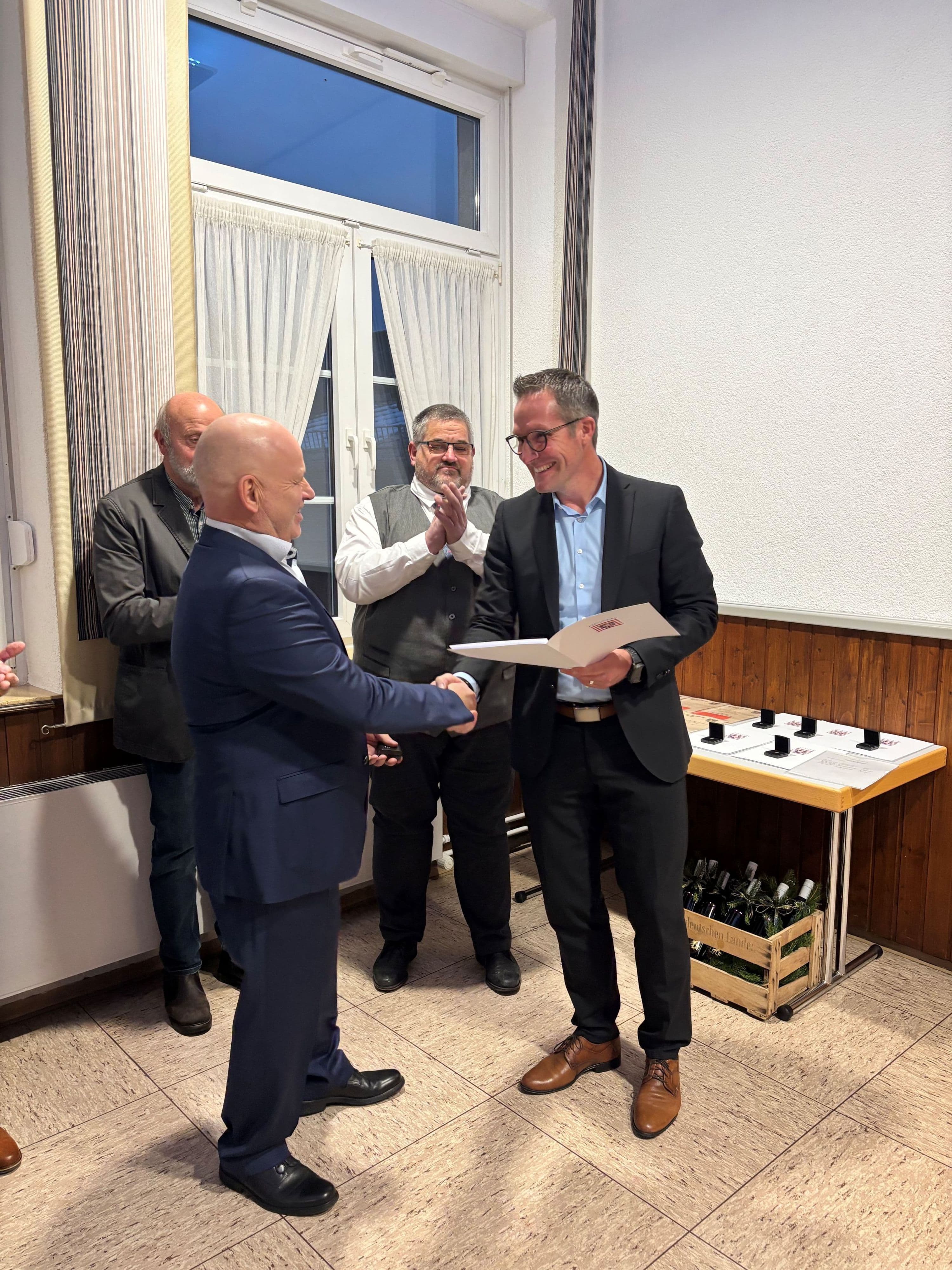 Landrat Carsten Braun überreicht die Ehrenbriefe des Landes Hessen persönlich in Driedorf.