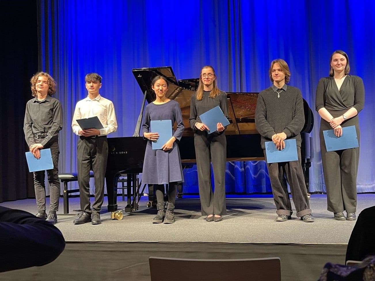 V.l.n.r. Denise Tangermann, Bürgermeister Dirk Glaser, Katharina Skibbe und Melanie Becker präsentieren das Projekt 'Babyfreundliches Hattingen' im Verwaltungsgebäude Bahnhofstraße 48.