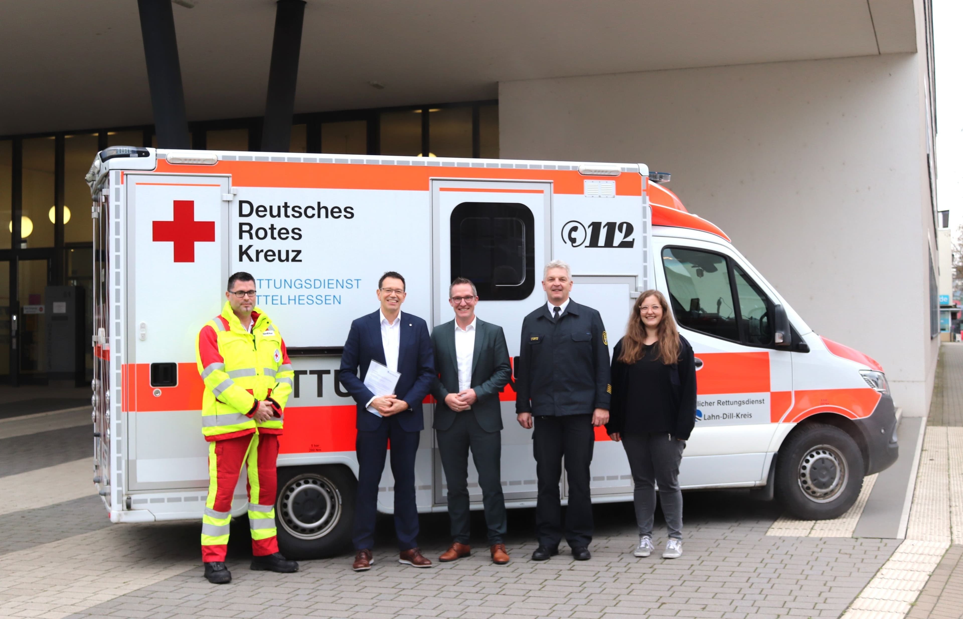 Gruppenfoto von Vertretern des Lahn-Dill-Kreises und des DRK zur Verlängerung der Zusammenarbeit.