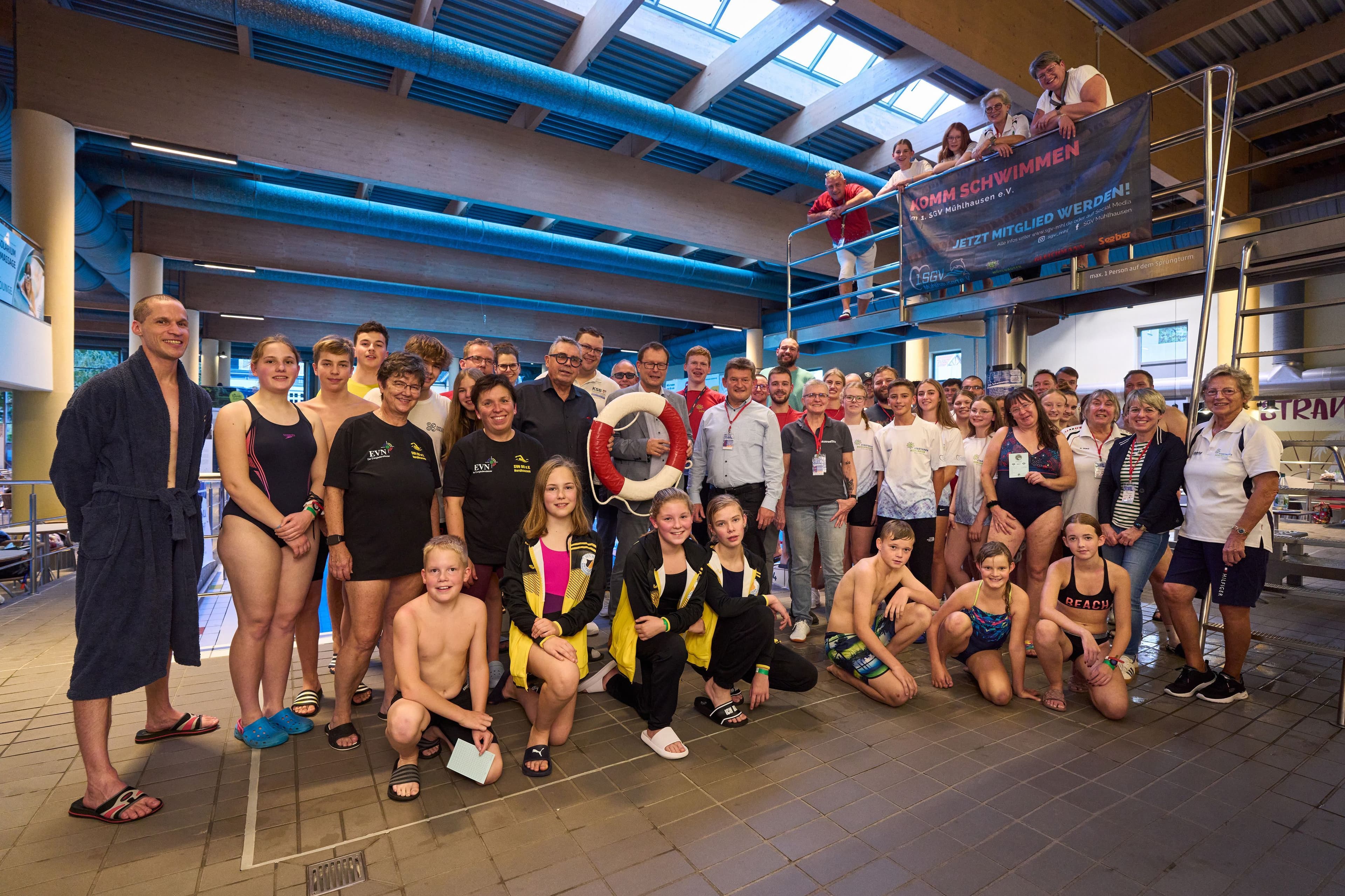 Teilnehmer des 24-Stunden-Schwimmens in der Thüringentherme Mühlhausen mit Oberbürgermeister Bruns und Martin Fromm setzen ein Zeichen für Thüringer Bäder.